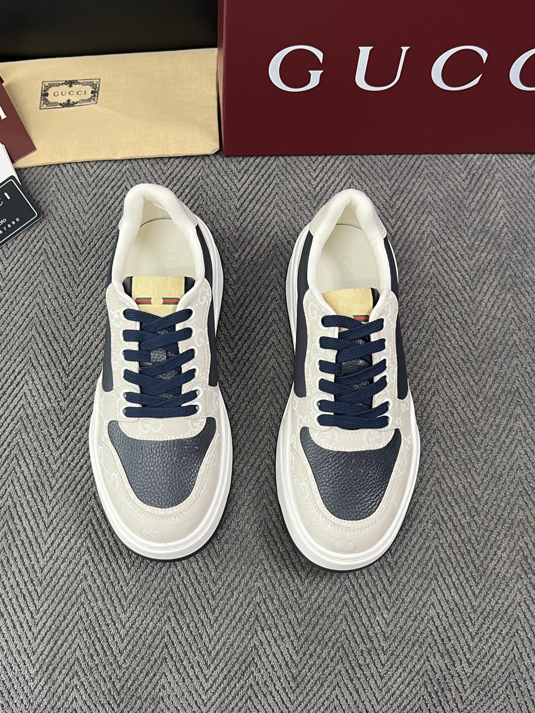 Gucci  高品质  顶级工艺品  古奇  专柜新款原厂配置，意大利进口牛皮面料，进口牛皮内里垫，透气舒适，鞋底：原厂