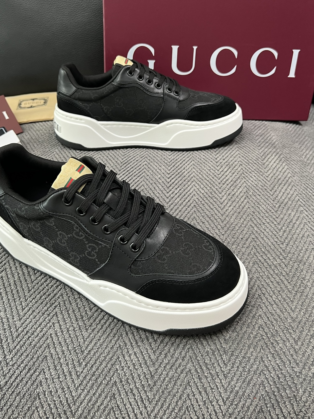 Gucci  高品质  顶级工艺品  古奇  专柜新款原厂配置，意大利进口牛皮面料，进口牛皮内里垫，透气舒适，鞋底：原厂