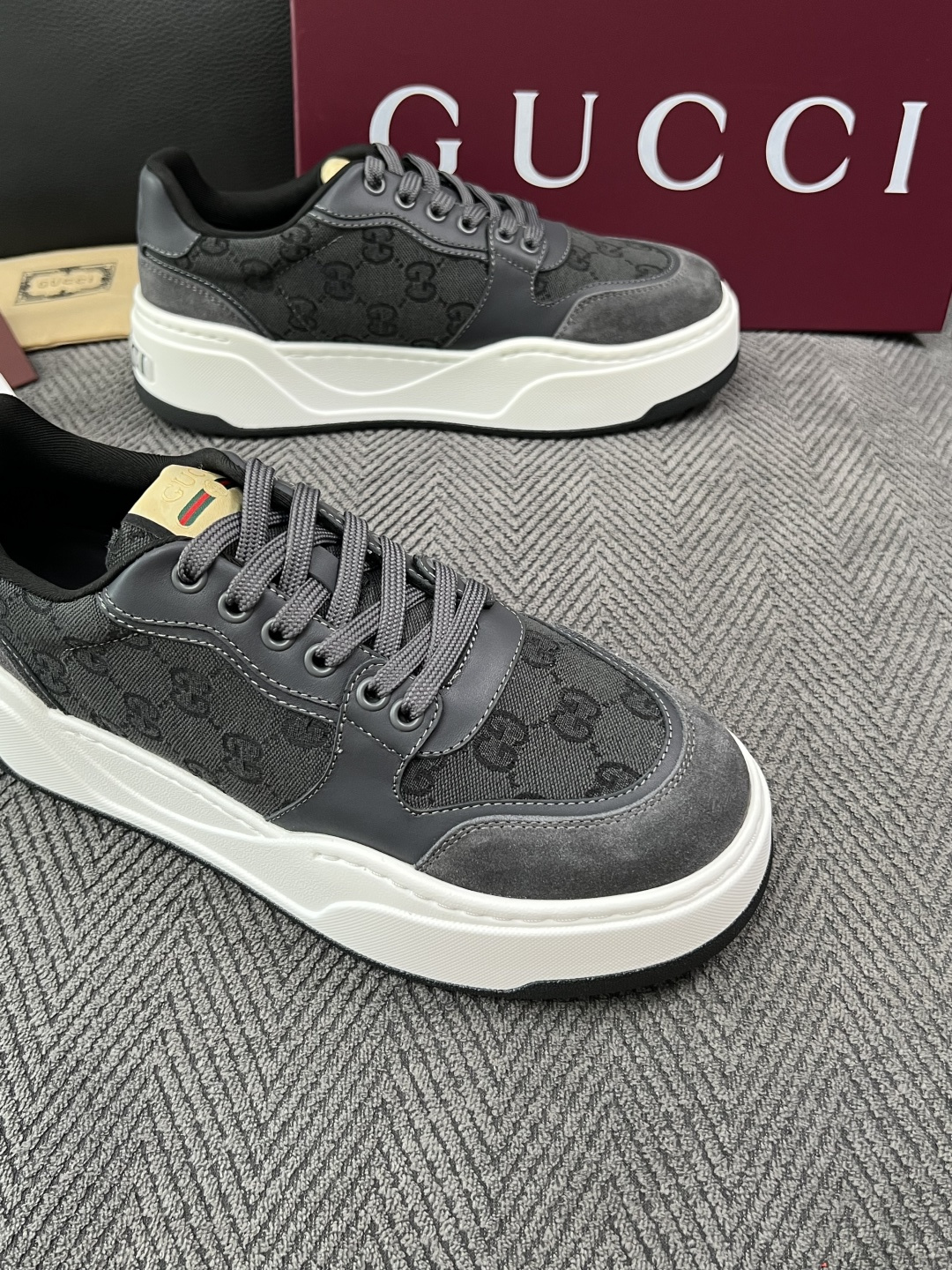 Gucci  高品质  顶级工艺品  古奇  专柜新款原厂配置，意大利进口牛皮面料，进口牛皮内里垫，透气舒适，鞋底：原厂