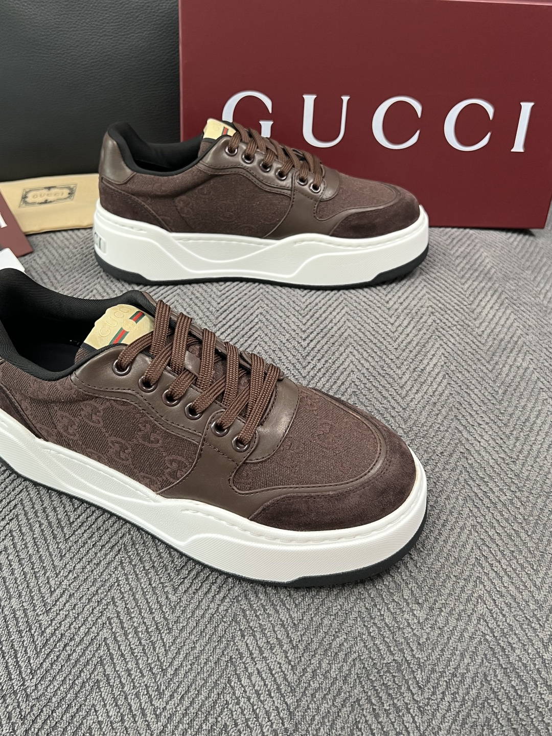Gucci  高品质  顶级工艺品  古奇  专柜新款原厂配置，意大利进口牛皮面料，进口牛皮内里垫，透气舒适，鞋底：原厂