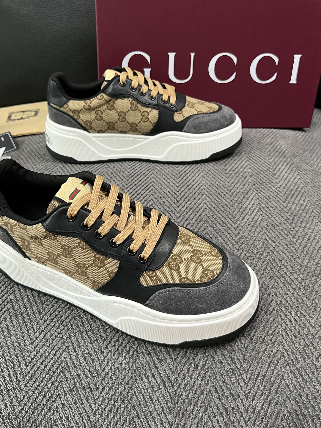 Gucci  高品质  顶级工艺品  古奇  专柜新款原厂配置，意大利进口牛皮面料，进口牛皮内里垫，透气舒适，鞋底：原厂