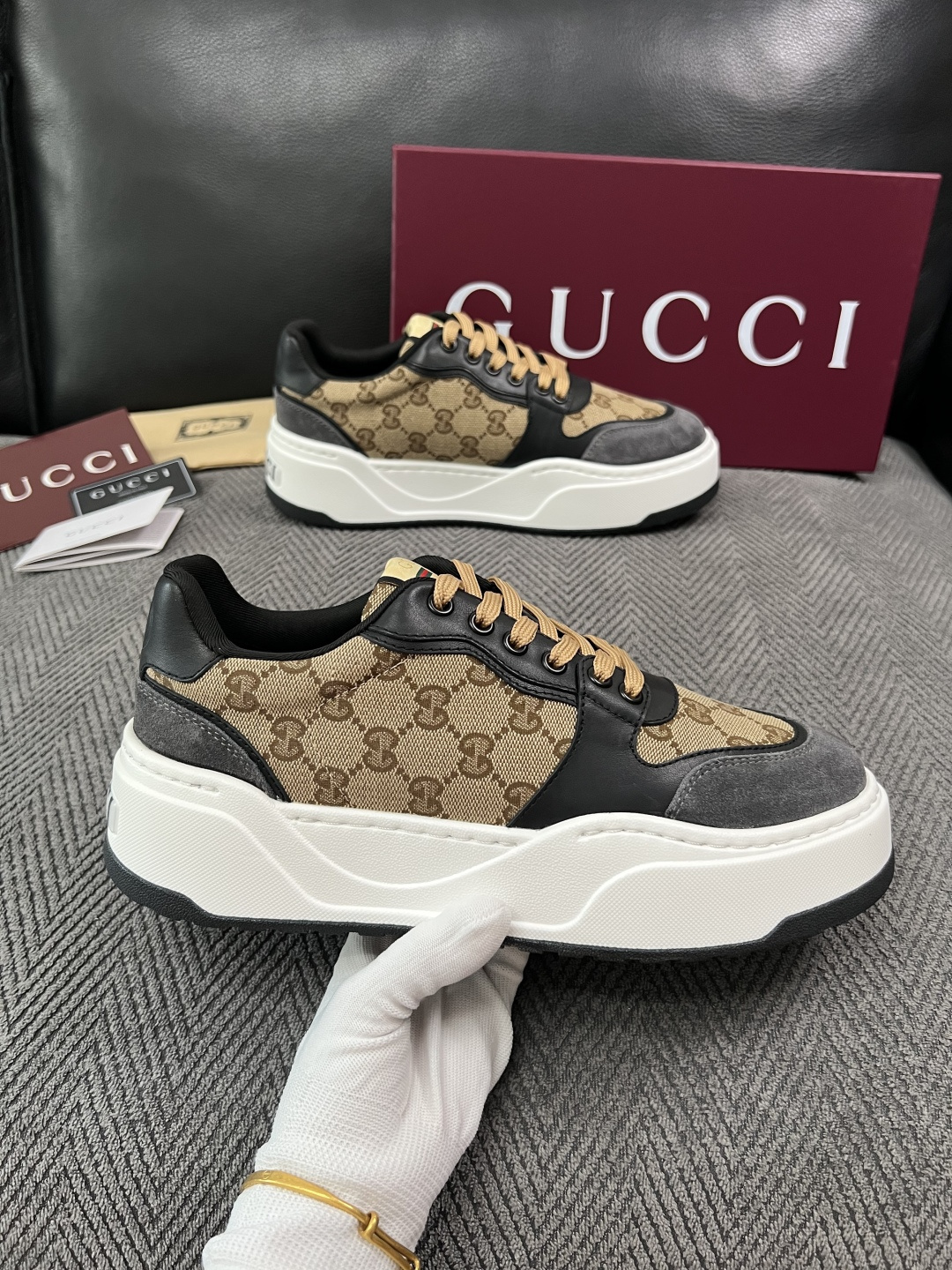 Gucci  高品质  顶级工艺品  古奇  专柜新款原厂配置，意大利进口牛皮面料，进口牛皮内里垫，透气舒适，鞋底：原厂