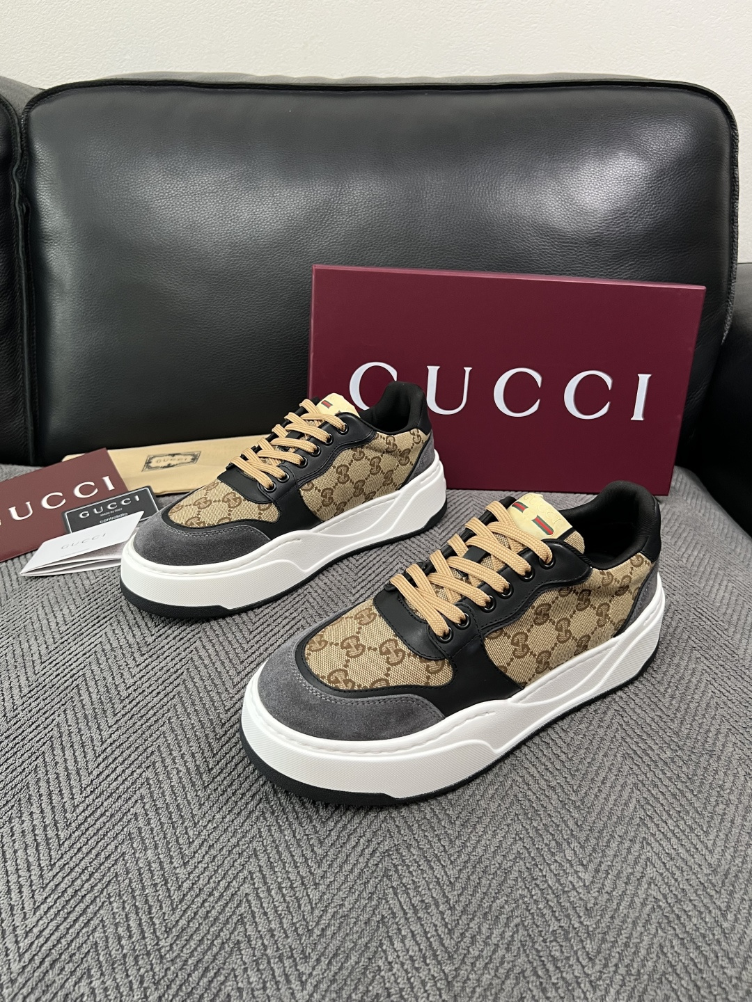 Gucci  高品质  顶级工艺品  古奇  专柜新款原厂配置，意大利进口牛皮面料，进口牛皮内里垫，透气舒适，鞋底：原厂