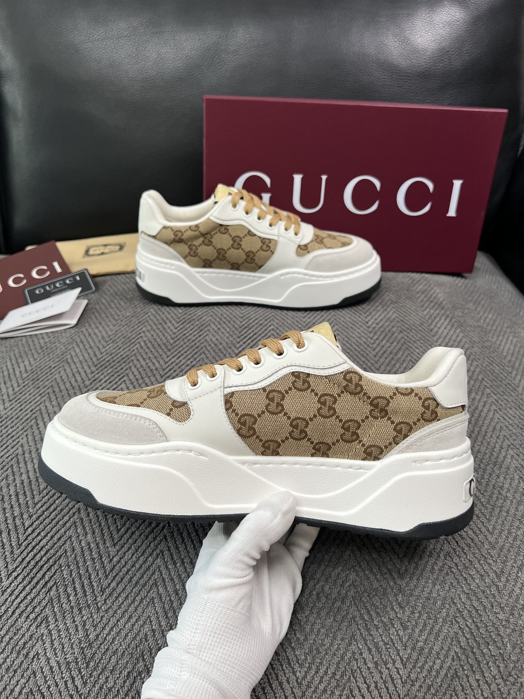 Gucci  高品质  顶级工艺品  古奇  专柜新款原厂配置，意大利进口牛皮面料，进口牛皮内里垫，透气舒适，鞋底：原厂