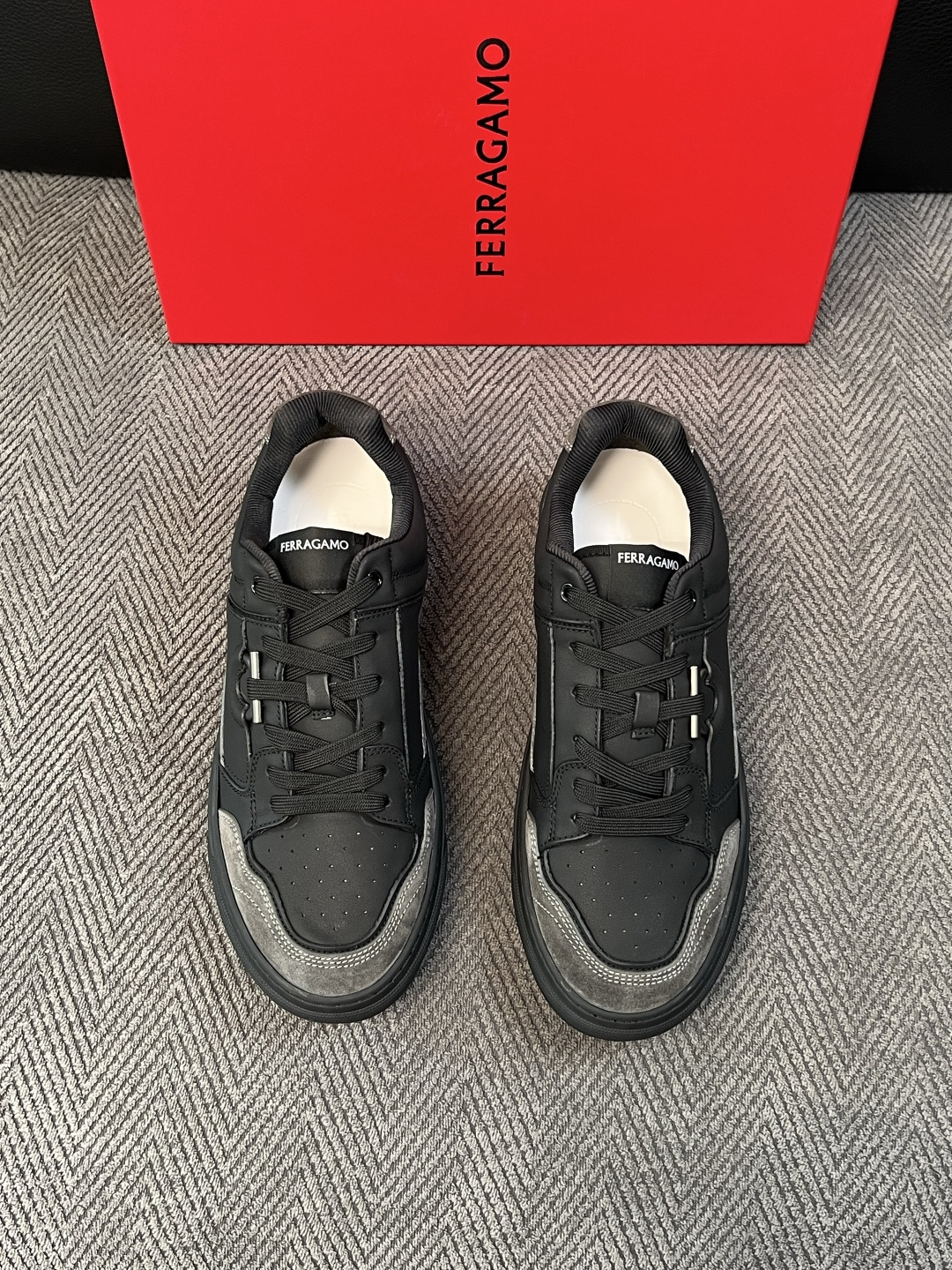 Ferragamo  高品质  顶级工艺品  菲拉格慕   专柜同步发售原厂配置，意大利进口原版牛皮，进口水染牛里 ，鞋