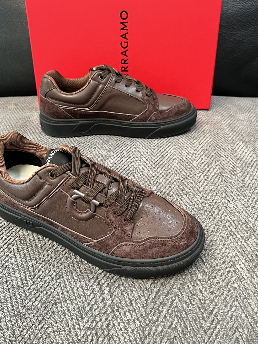 Ferragamo  高品质  顶级工艺品  菲拉格慕   专柜同步发售原厂配置，意大利进口原版牛皮，进口水染牛里 ，鞋