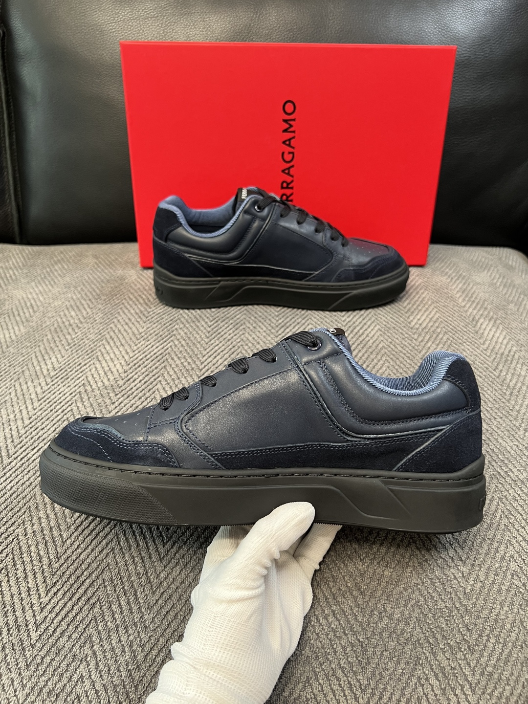 Ferragamo  高品质  顶级工艺品  菲拉格慕   专柜同步发售原厂配置，意大利进口原版牛皮，进口水染牛里 ，鞋