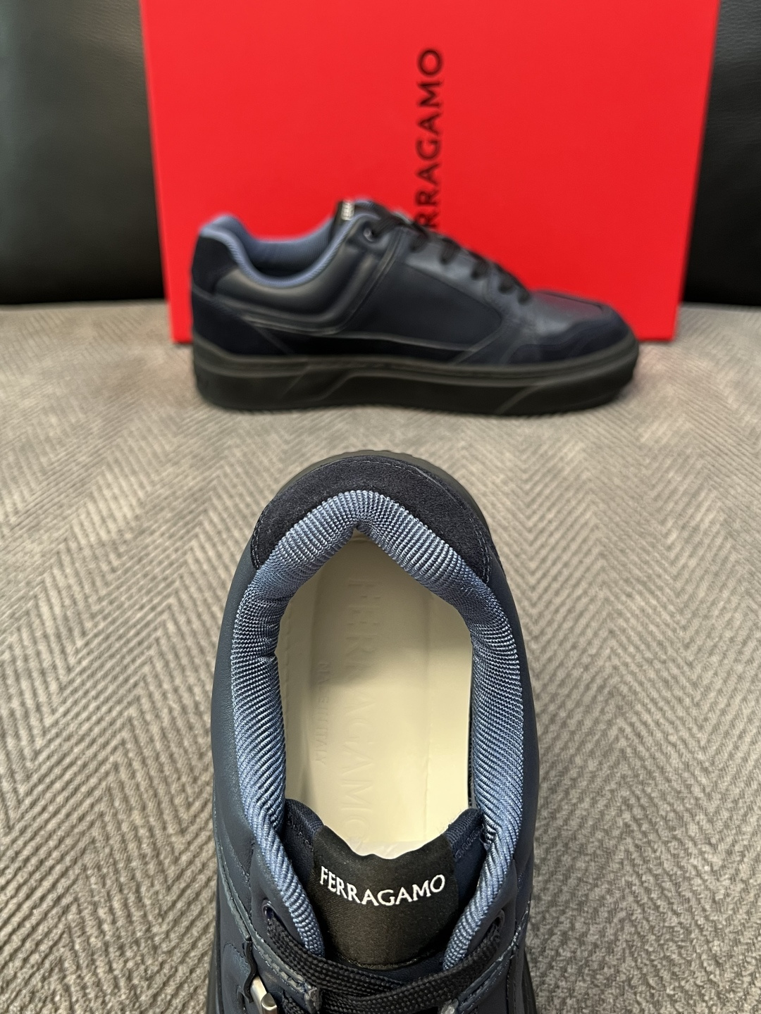 Ferragamo  高品质  顶级工艺品  菲拉格慕   专柜同步发售原厂配置，意大利进口原版牛皮，进口水染牛里 ，鞋
