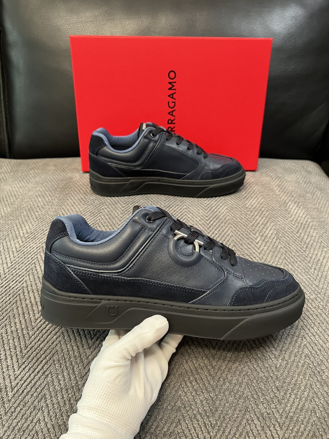 Ferragamo  高品质  顶级工艺品  菲拉格慕   专柜同步发售原厂配置，意大利进口原版牛皮，进口水染牛里 ，鞋