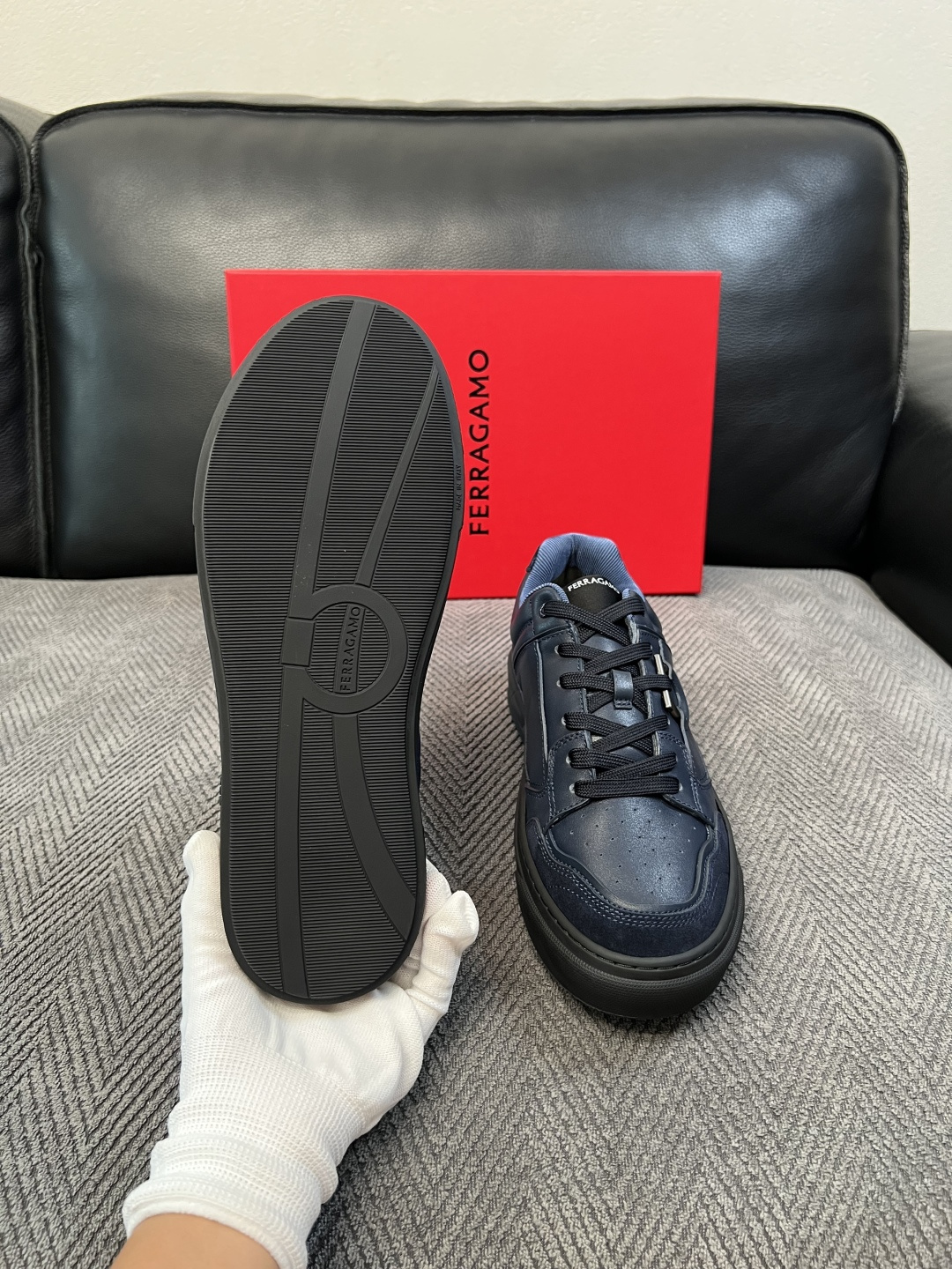 Ferragamo  高品质  顶级工艺品  菲拉格慕   专柜同步发售原厂配置，意大利进口原版牛皮，进口水染牛里 ，鞋