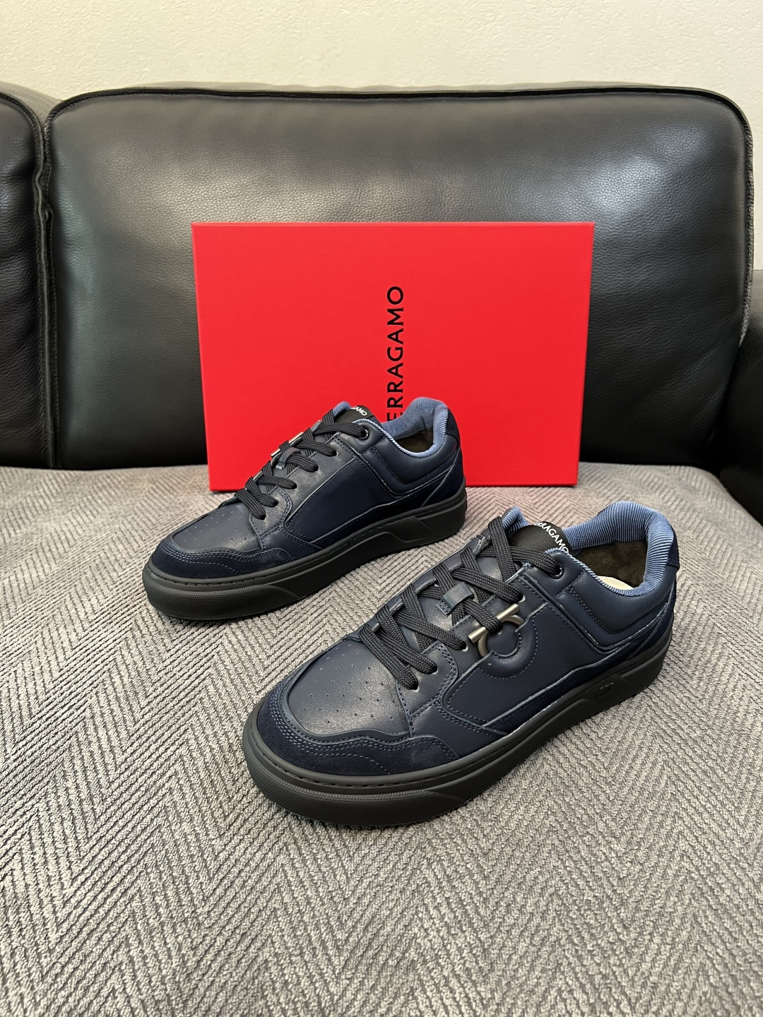 Ferragamo  高品质  顶级工艺品  菲拉格慕   专柜同步发售原厂配置，意大利进口原版牛皮，进口水染牛里 ，鞋