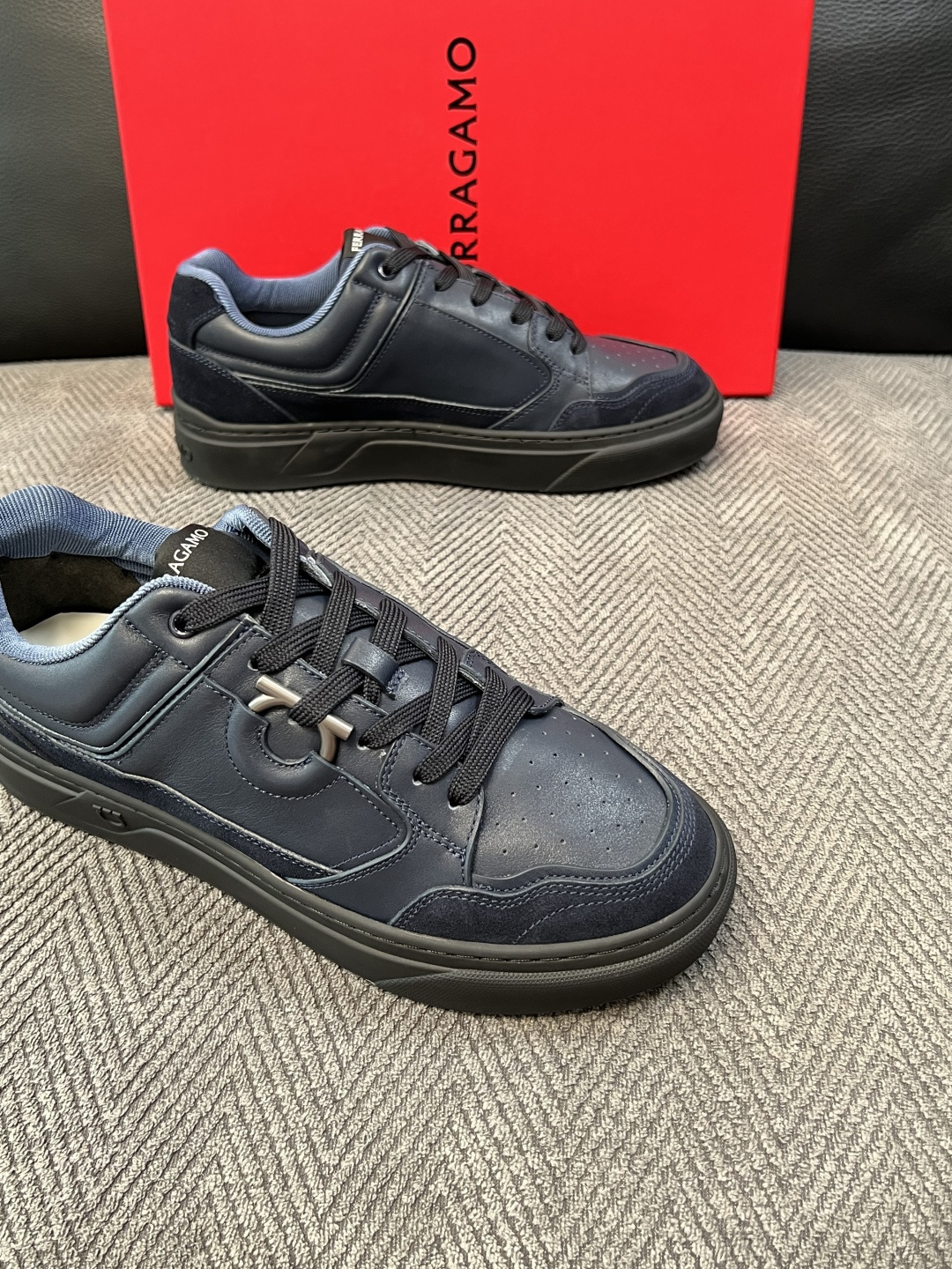 Ferragamo  高品质  顶级工艺品  菲拉格慕   专柜同步发售原厂配置，意大利进口原版牛皮，进口水染牛里 ，鞋