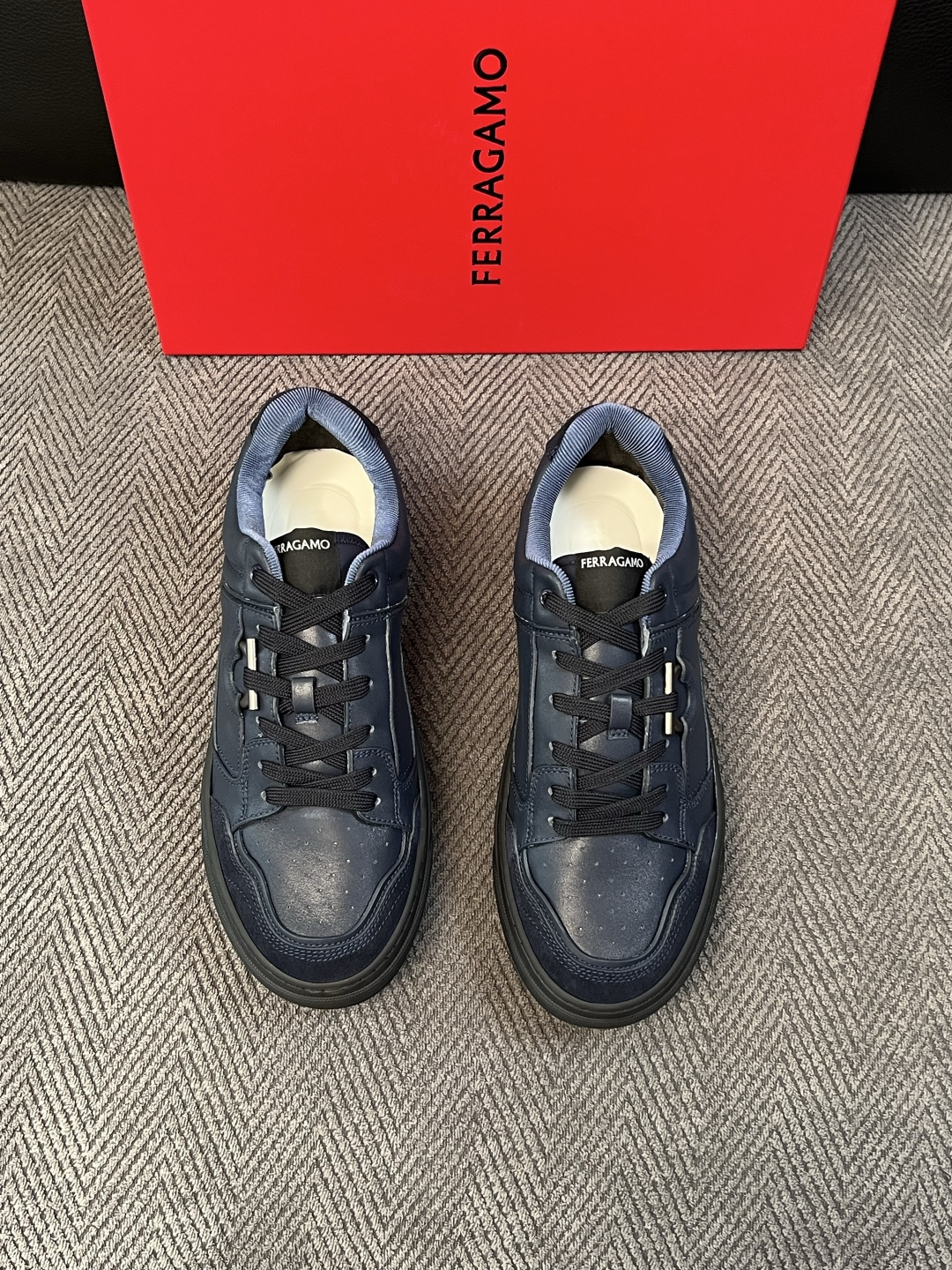 Ferragamo  高品质  顶级工艺品  菲拉格慕   专柜同步发售原厂配置，意大利进口原版牛皮，进口水染牛里 ，鞋
