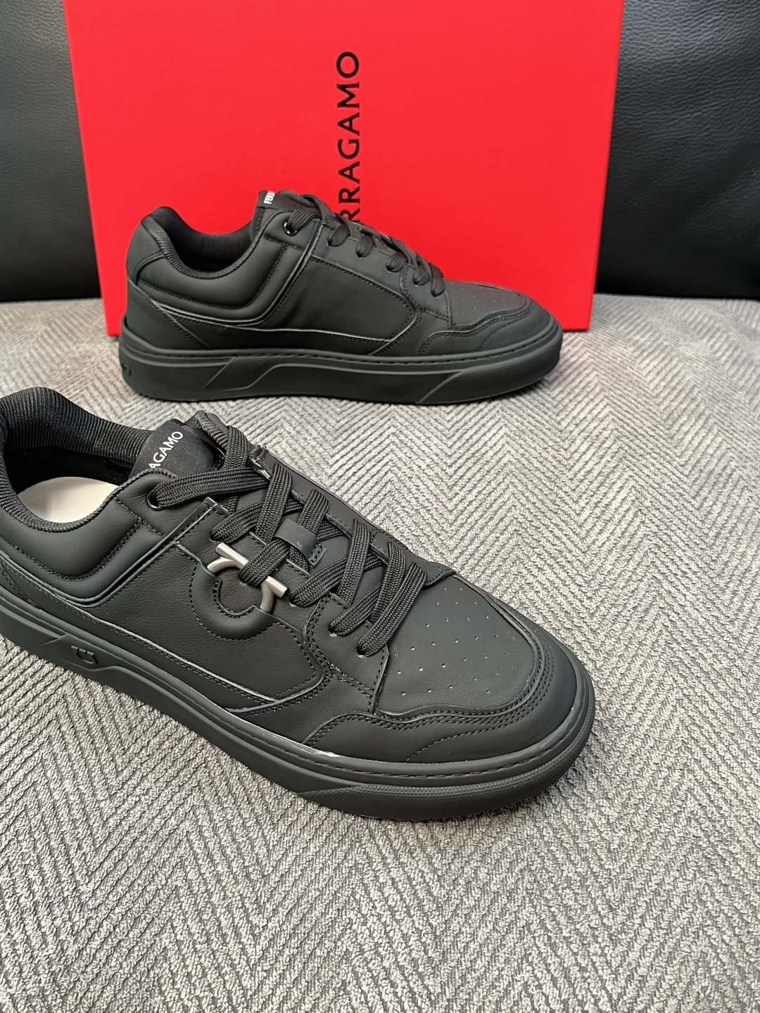Ferragamo  高品质  顶级工艺品  菲拉格慕   专柜同步发售原厂配置，意大利进口原版牛皮，进口水染牛里 ，鞋
