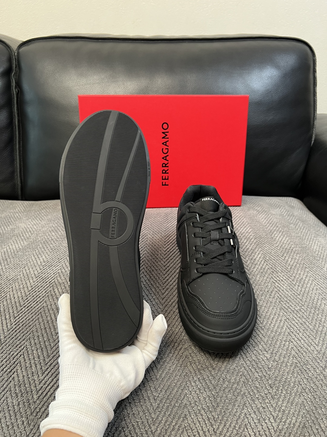 Ferragamo  高品质  顶级工艺品  菲拉格慕   专柜同步发售原厂配置，意大利进口原版牛皮，进口水染牛里 ，鞋
