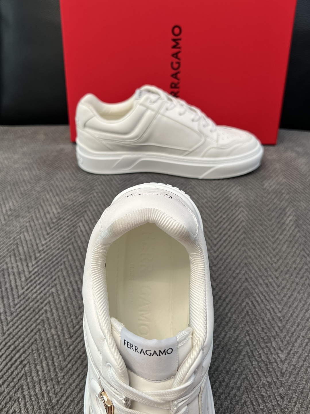 Ferragamo  高品质  顶级工艺品  菲拉格慕   专柜同步发售原厂配置，意大利进口原版牛皮，进口水染牛里 ，鞋