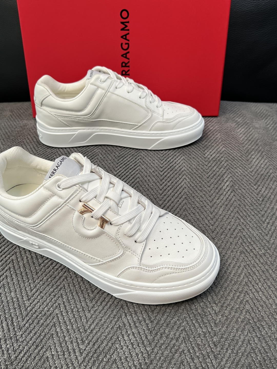 Ferragamo  高品质  顶级工艺品  菲拉格慕   专柜同步发售原厂配置，意大利进口原版牛皮，进口水染牛里 ，鞋