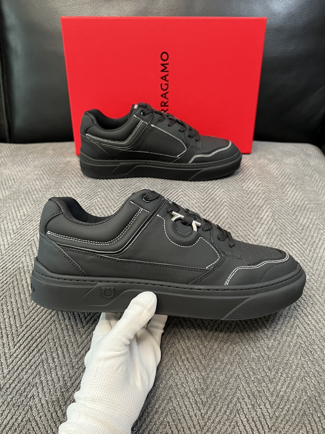 Ferragamo  高品质  顶级工艺品  菲拉格慕   专柜同步发售原厂配置，意大利进口原版牛皮，进口水染牛里 ，鞋