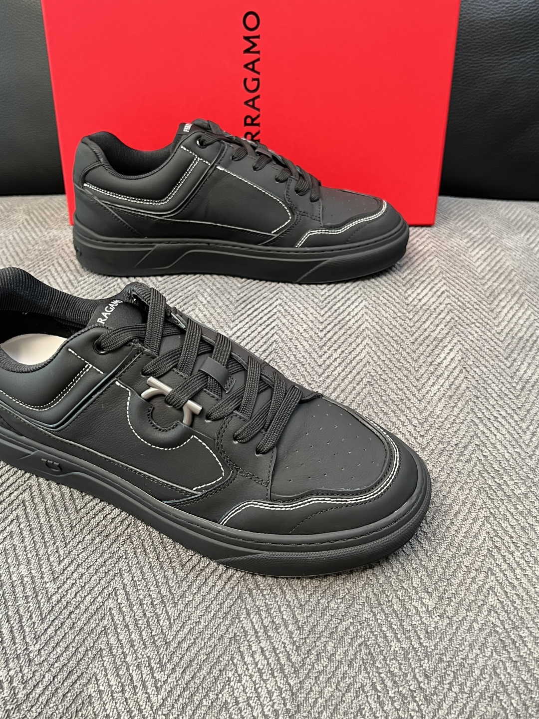 Ferragamo  高品质  顶级工艺品  菲拉格慕   专柜同步发售原厂配置，意大利进口原版牛皮，进口水染牛里 ，鞋