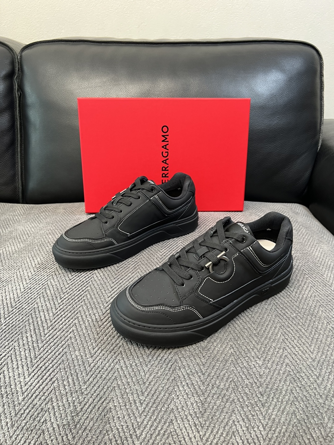 Ferragamo  高品质  顶级工艺品  菲拉格慕   专柜同步发售原厂配置，意大利进口原版牛皮，进口水染牛里 ，鞋