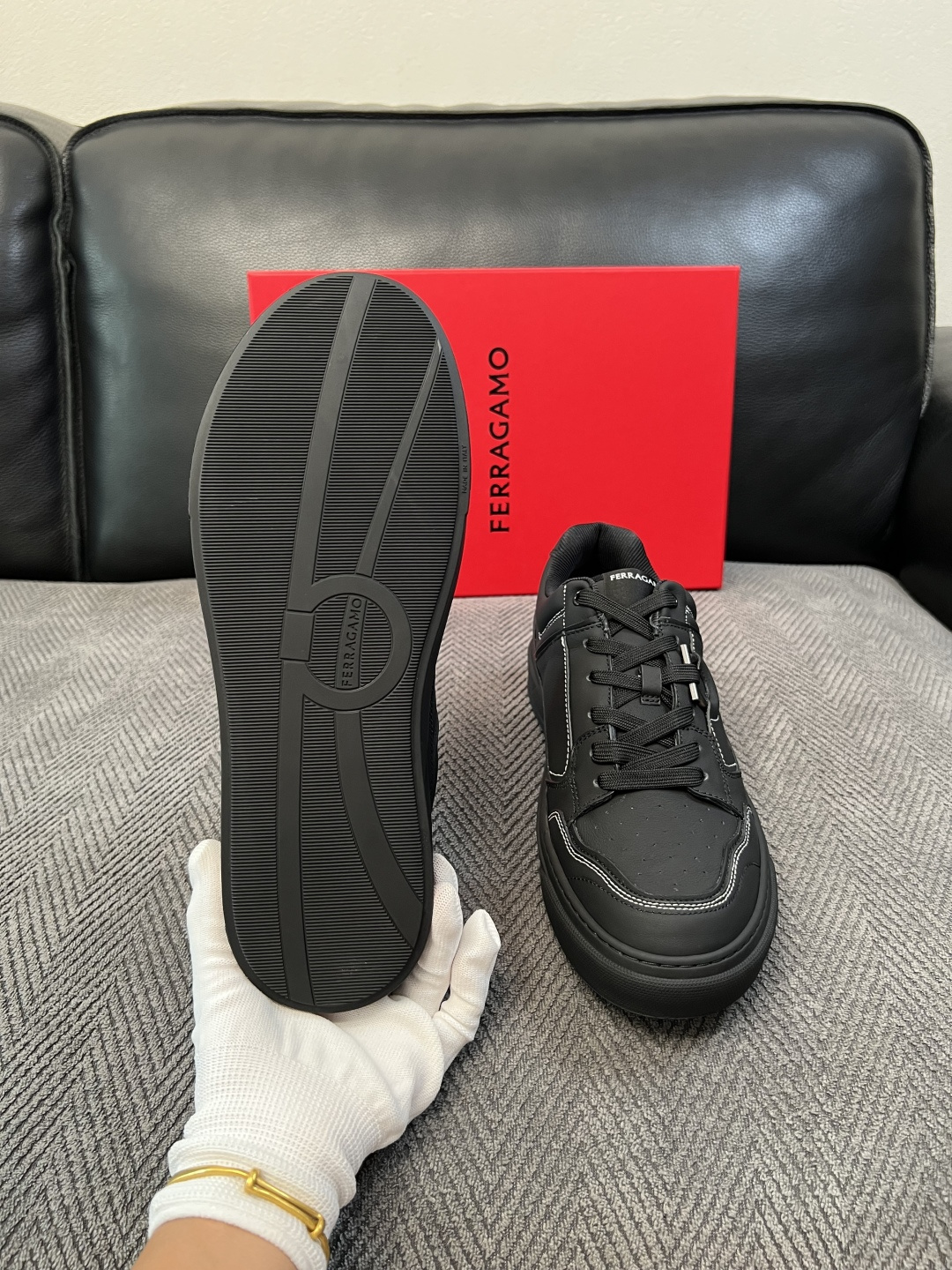 Ferragamo  高品质  顶级工艺品  菲拉格慕   专柜同步发售原厂配置，意大利进口原版牛皮，进口水染牛里 ，鞋
