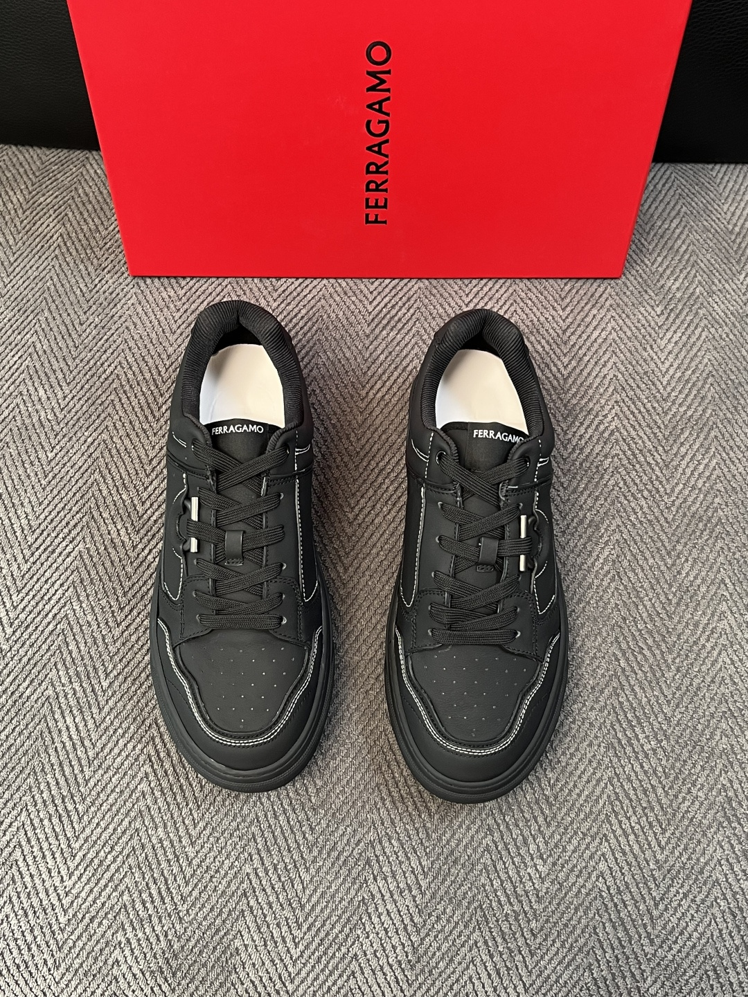 Ferragamo  高品质  顶级工艺品  菲拉格慕   专柜同步发售原厂配置，意大利进口原版牛皮，进口水染牛里 ，鞋