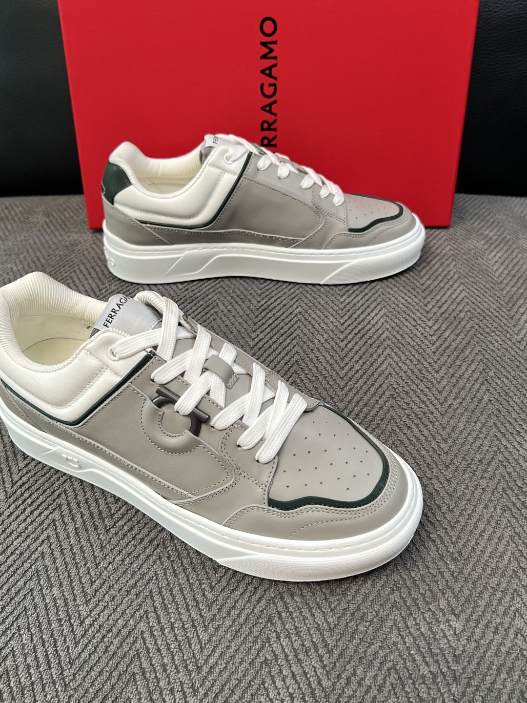 Ferragamo  高品质  顶级工艺品  菲拉格慕   专柜同步发售原厂配置，意大利进口原版牛皮，进口水染牛里 ，鞋