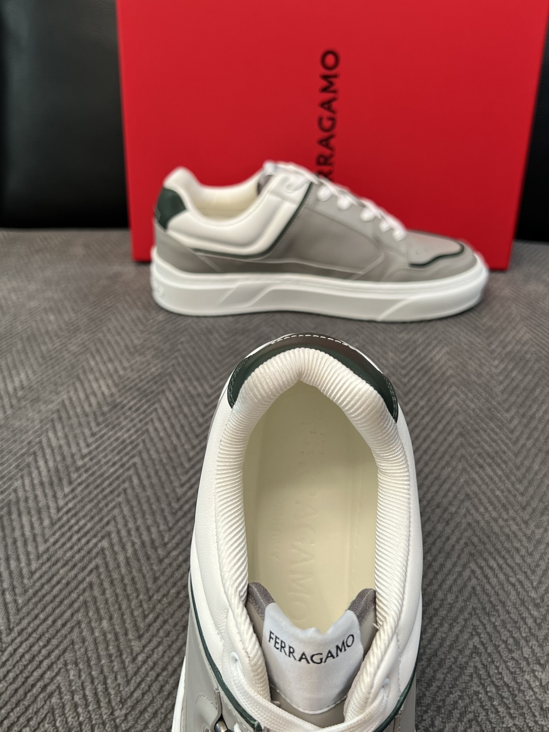 Ferragamo  高品质  顶级工艺品  菲拉格慕   专柜同步发售原厂配置，意大利进口原版牛皮，进口水染牛里 ，鞋