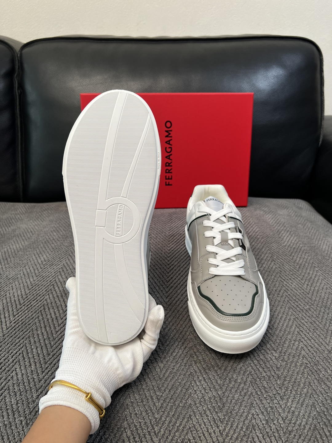 Ferragamo  高品质  顶级工艺品  菲拉格慕   专柜同步发售原厂配置，意大利进口原版牛皮，进口水染牛里 ，鞋