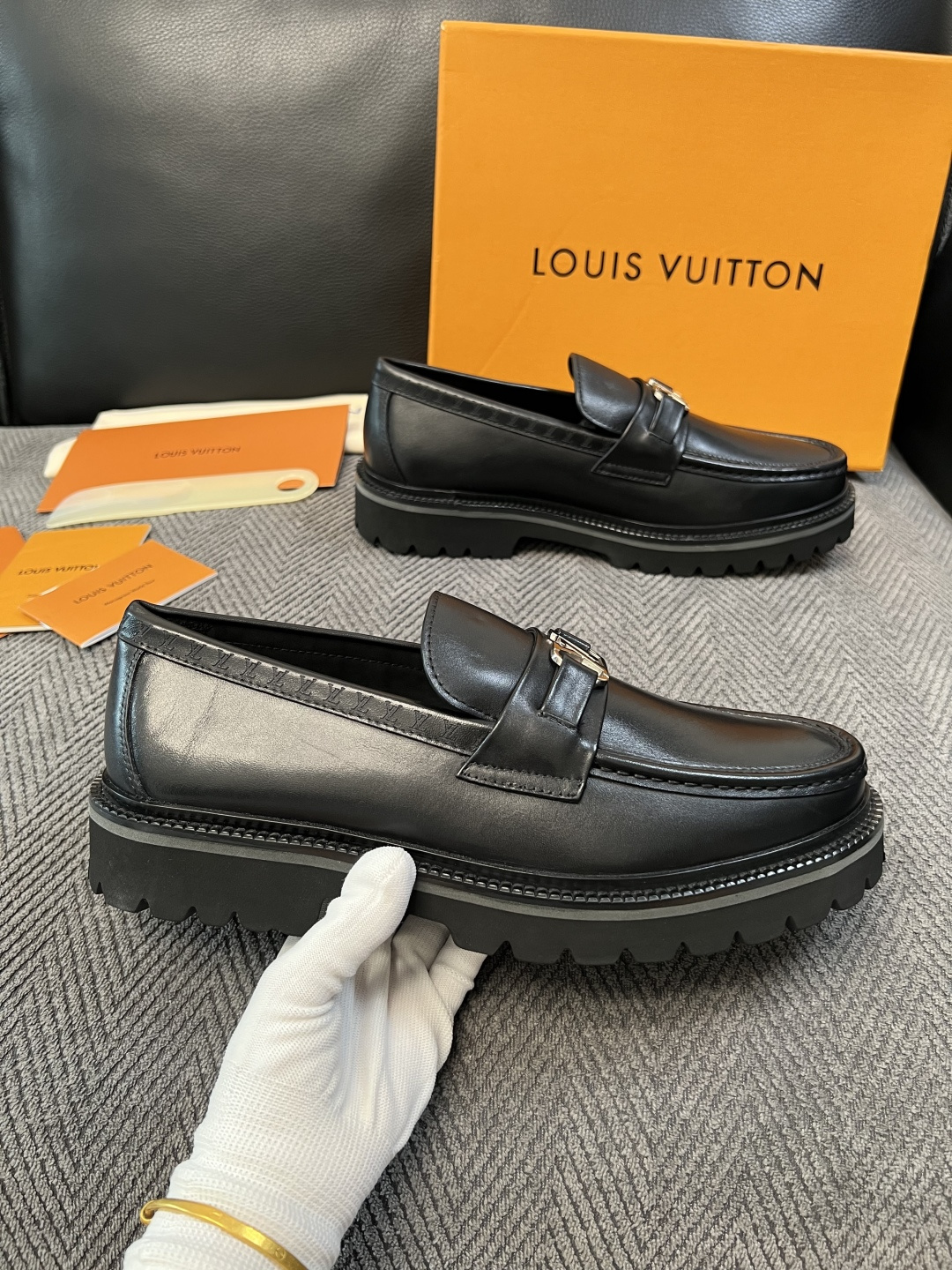 Lv  高品质  顶级代购  路易威登 皮鞋专柜同步，鞋面意大利进口，进口水染牛皮内里，鞋底：原厂特供原版底，原厂跟单货