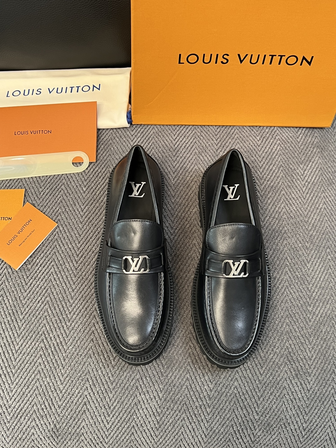 Lv  高品质  顶级代购  路易威登 皮鞋专柜同步，鞋面意大利进口，进口水染牛皮内里，鞋底：原厂特供原版底，原厂跟单货