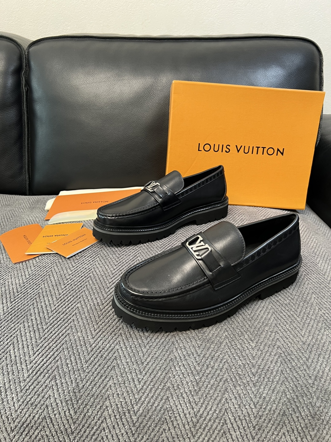 Lv  高品质  顶级代购  路易威登 皮鞋专柜同步，鞋面意大利进口，进口水染牛皮内里，鞋底：原厂特供原版底，原厂跟单货