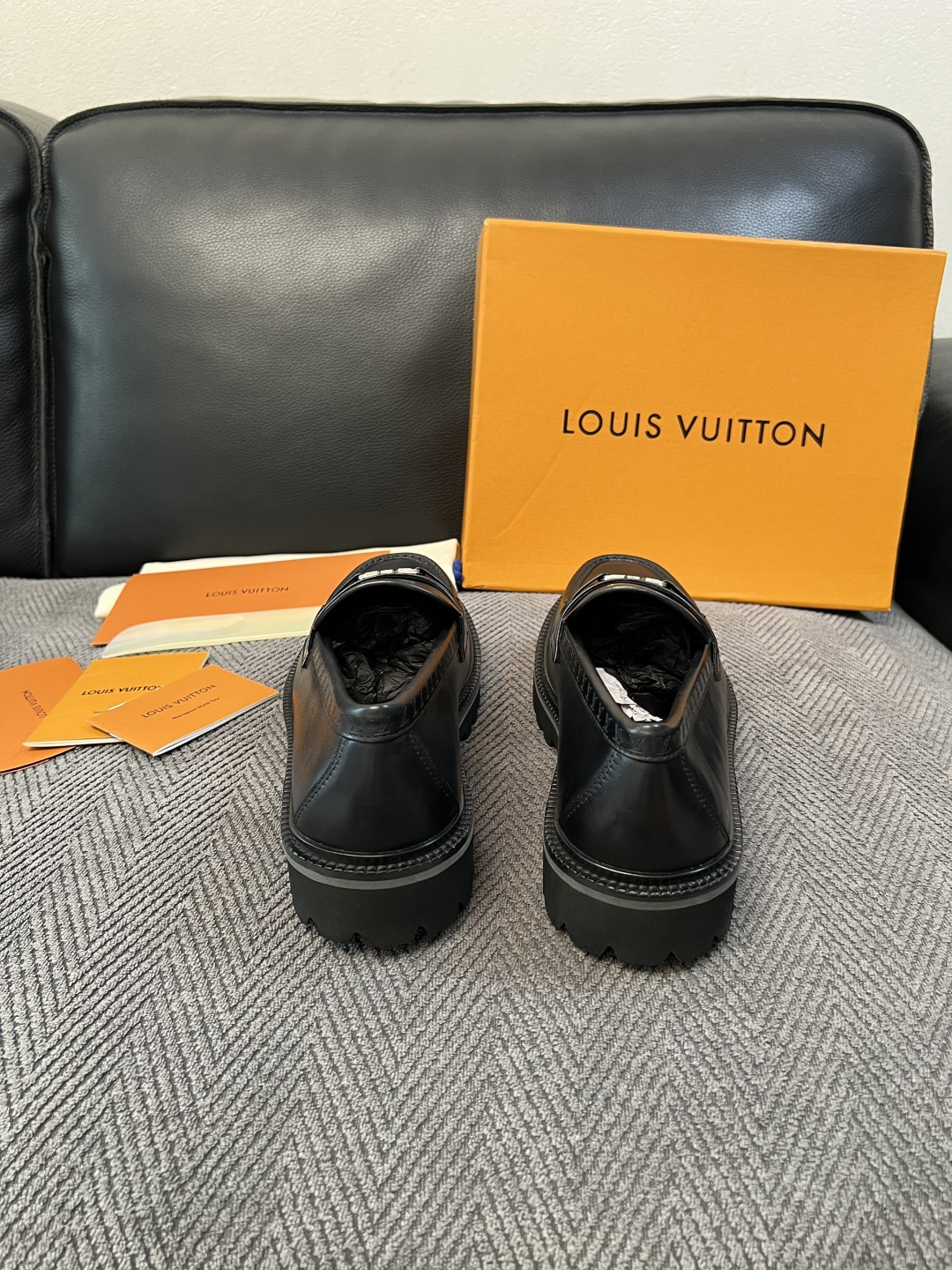 Lv  高品质  顶级代购  路易威登 皮鞋专柜同步，鞋面意大利进口，进口水染牛皮内里，鞋底：原厂特供原版底，原厂跟单货
