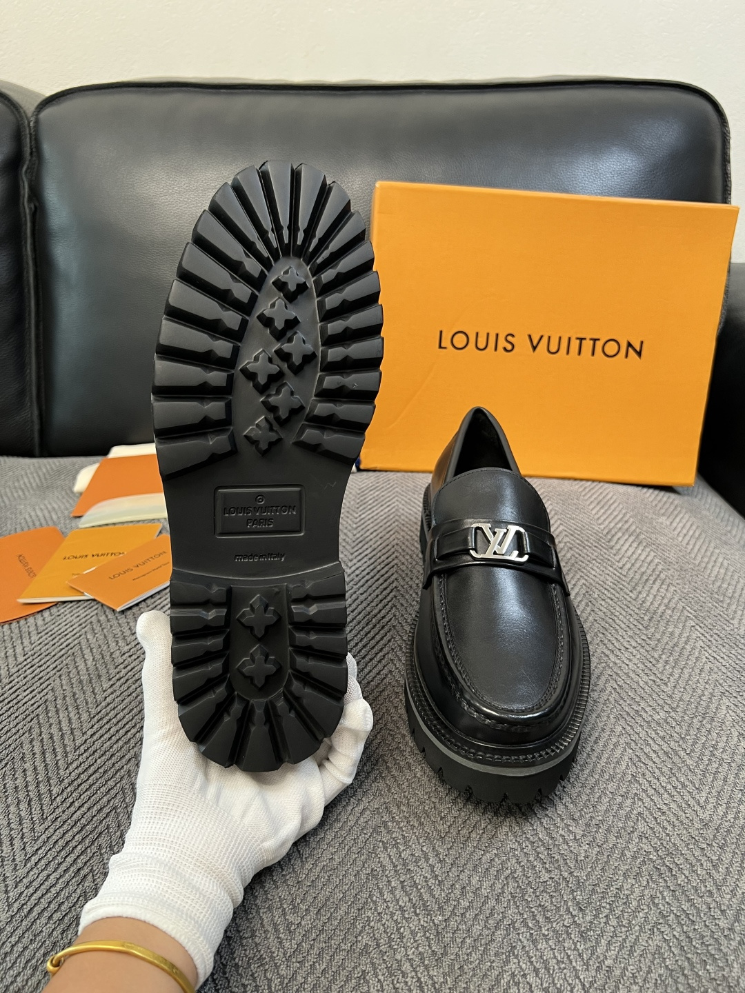 Lv  高品质  顶级代购  路易威登 皮鞋专柜同步，鞋面意大利进口，进口水染牛皮内里，鞋底：原厂特供原版底，原厂跟单货