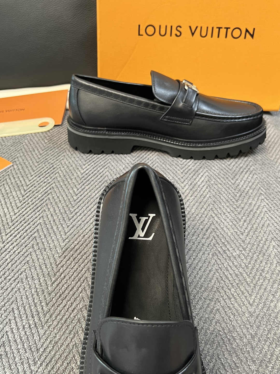 Lv  高品质  顶级代购  路易威登 皮鞋专柜同步，鞋面意大利进口，进口水染牛皮内里，鞋底：原厂特供原版底，原厂跟单货