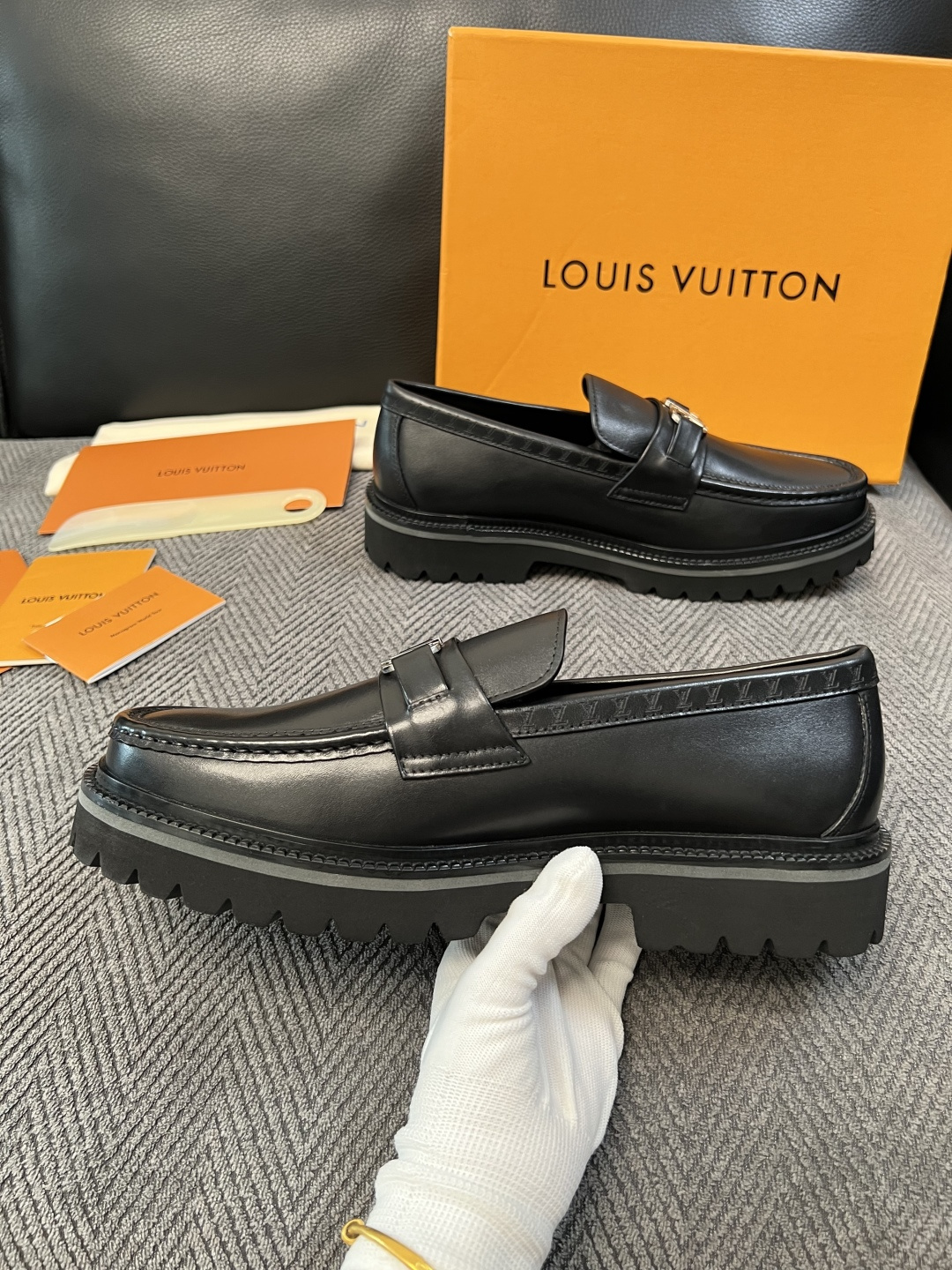 Lv  高品质  顶级代购  路易威登 皮鞋专柜同步，鞋面意大利进口，进口水染牛皮内里，鞋底：原厂特供原版底，原厂跟单货