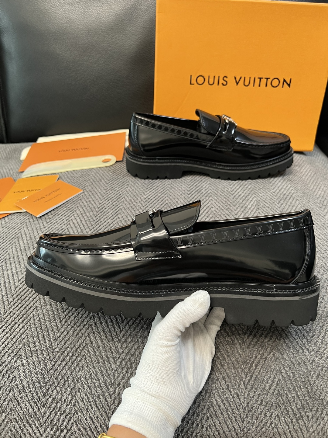 Lv  高品质  顶级代购  路易威登 皮鞋专柜同步，鞋面意大利进口，进口水染牛皮内里，鞋底：原厂特供原版底，原厂跟单货