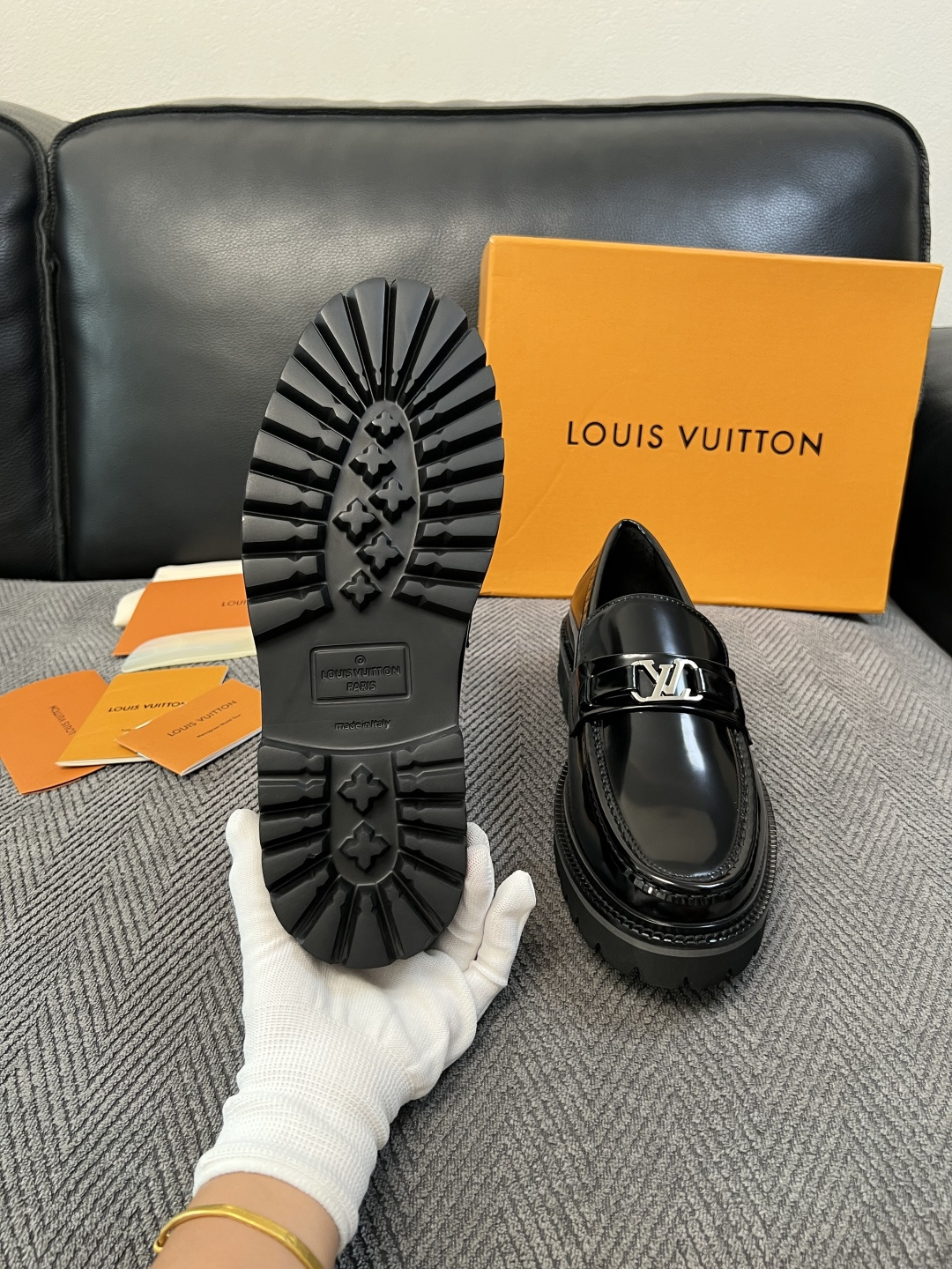 Lv  高品质  顶级代购  路易威登 皮鞋专柜同步，鞋面意大利进口，进口水染牛皮内里，鞋底：原厂特供原版底，原厂跟单货