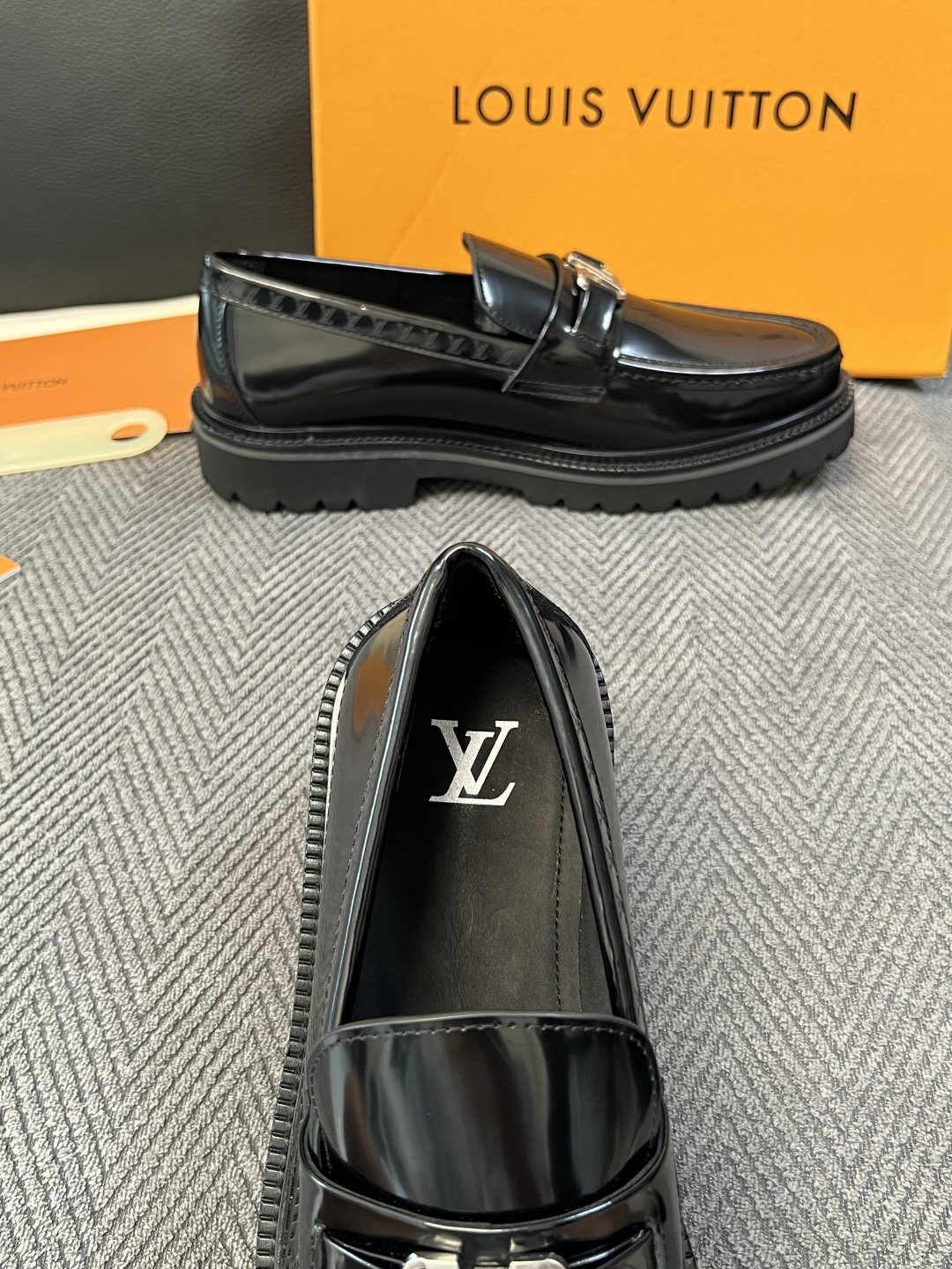 Lv  高品质  顶级代购  路易威登 皮鞋专柜同步，鞋面意大利进口，进口水染牛皮内里，鞋底：原厂特供原版底，原厂跟单货