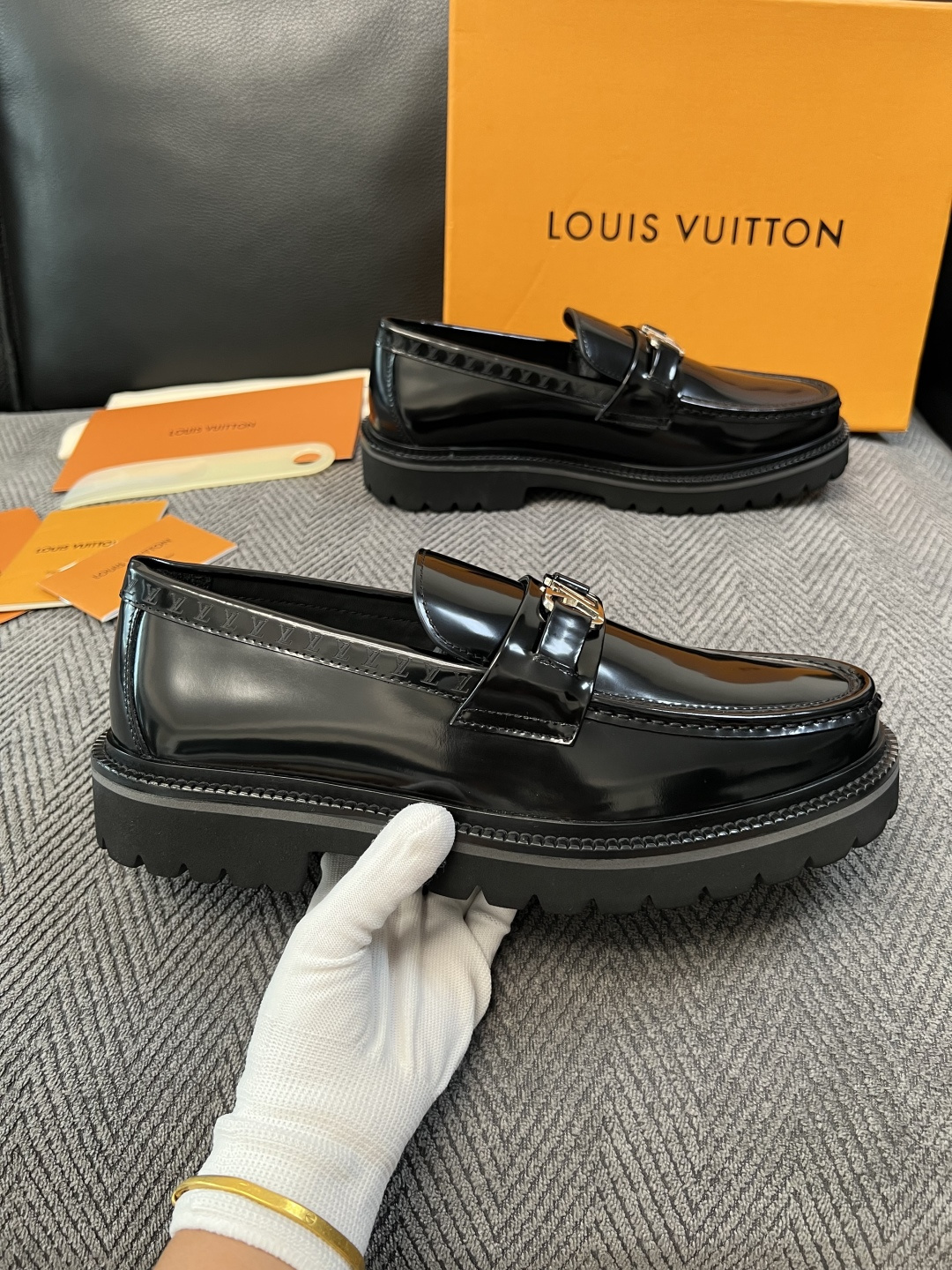 Lv  高品质  顶级代购  路易威登 皮鞋专柜同步，鞋面意大利进口，进口水染牛皮内里，鞋底：原厂特供原版底，原厂跟单货