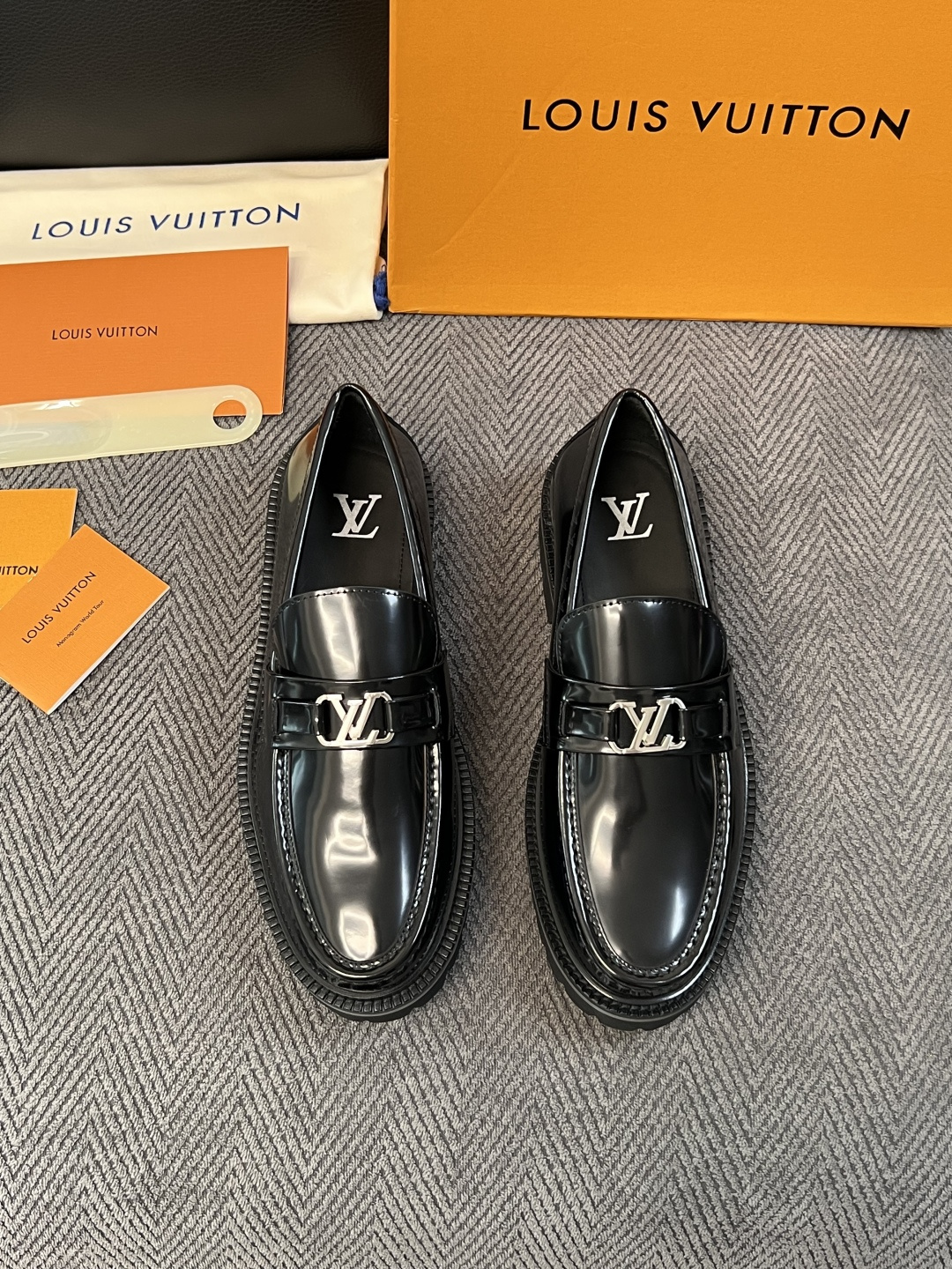 Lv  高品质  顶级代购  路易威登 皮鞋专柜同步，鞋面意大利进口，进口水染牛皮内里，鞋底：原厂特供原版底，原厂跟单货