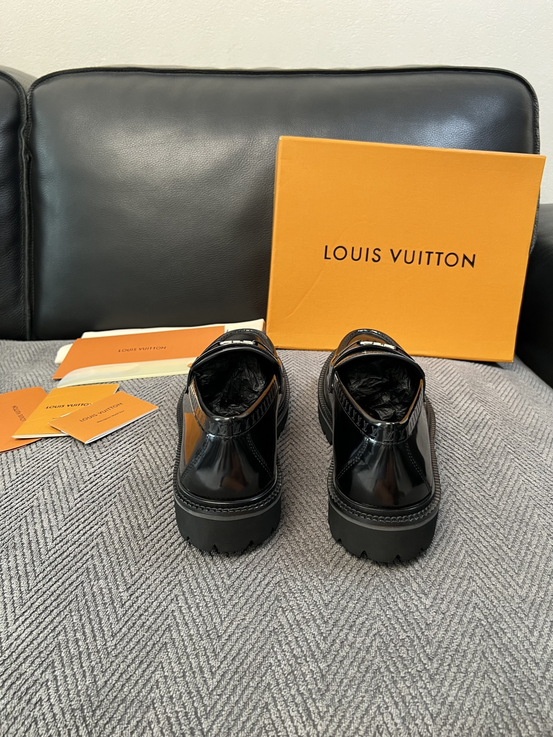 Lv  高品质  顶级代购  路易威登 皮鞋专柜同步，鞋面意大利进口，进口水染牛皮内里，鞋底：原厂特供原版底，原厂跟单货