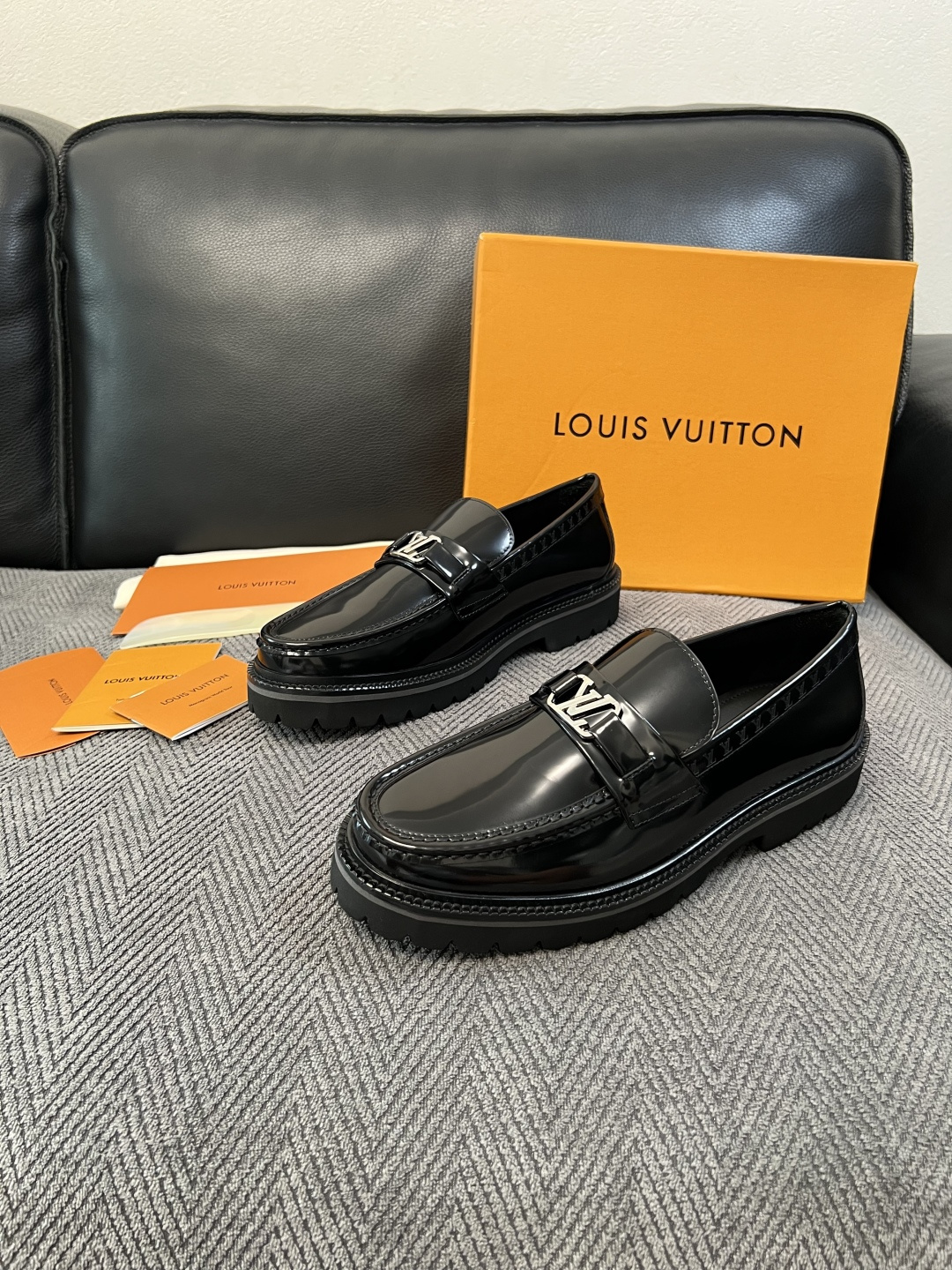 Lv  高品质  顶级代购  路易威登 皮鞋专柜同步，鞋面意大利进口，进口水染牛皮内里，鞋底：原厂特供原版底，原厂跟单货