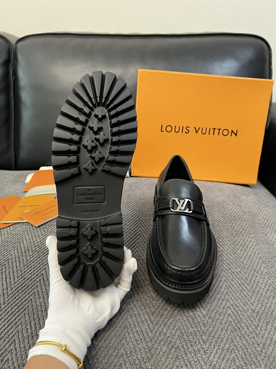 Lv  高品质  顶级代购  路易威登 皮鞋专柜同步，鞋面意大利进口，进口水染牛皮内里，鞋底：原厂特供原版底，原厂跟单货
