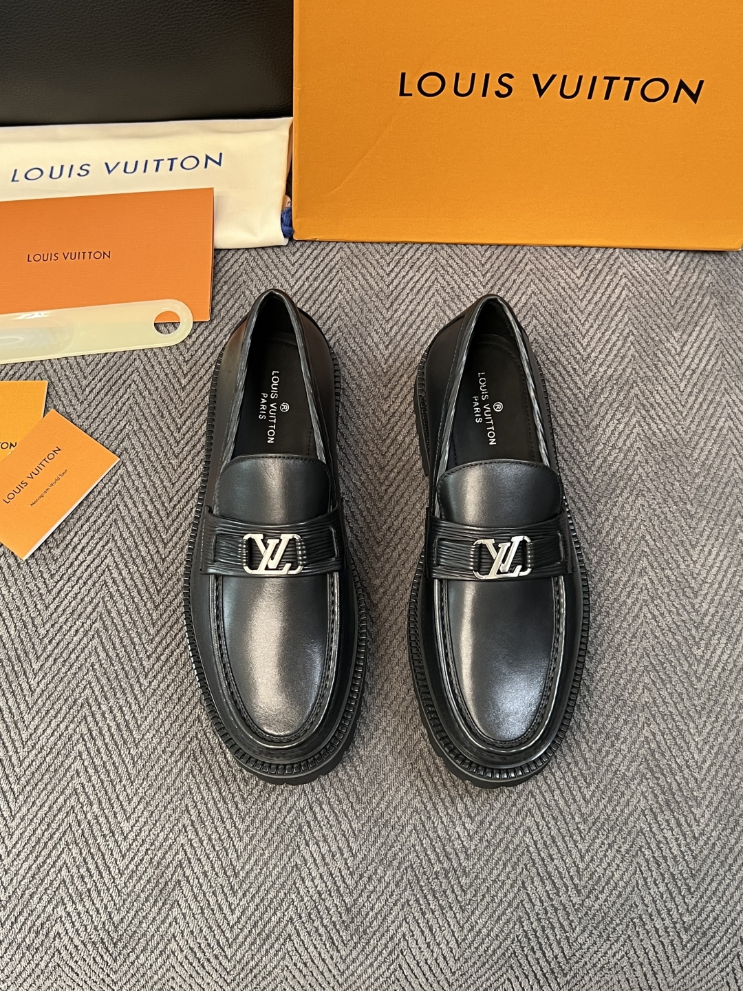 Lv  高品质  顶级代购  路易威登 皮鞋专柜同步，鞋面意大利进口，进口水染牛皮内里，鞋底：原厂特供原版底，原厂跟单货