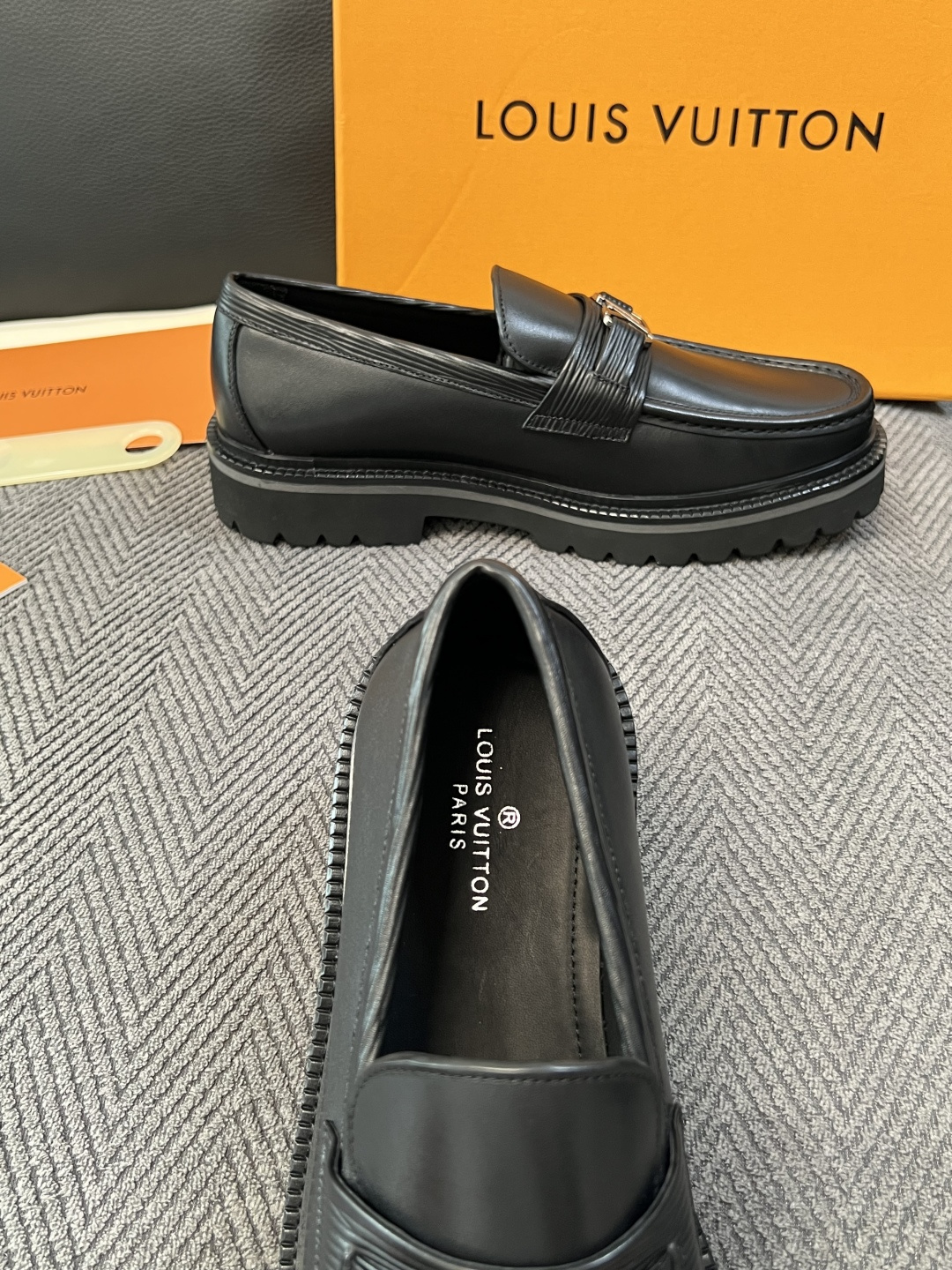 Lv  高品质  顶级代购  路易威登 皮鞋专柜同步，鞋面意大利进口，进口水染牛皮内里，鞋底：原厂特供原版底，原厂跟单货