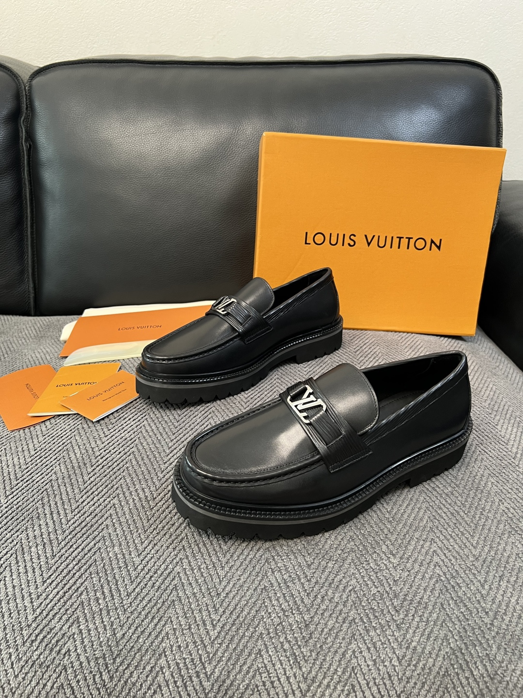 Lv  高品质  顶级代购  路易威登 皮鞋专柜同步，鞋面意大利进口，进口水染牛皮内里，鞋底：原厂特供原版底，原厂跟单货