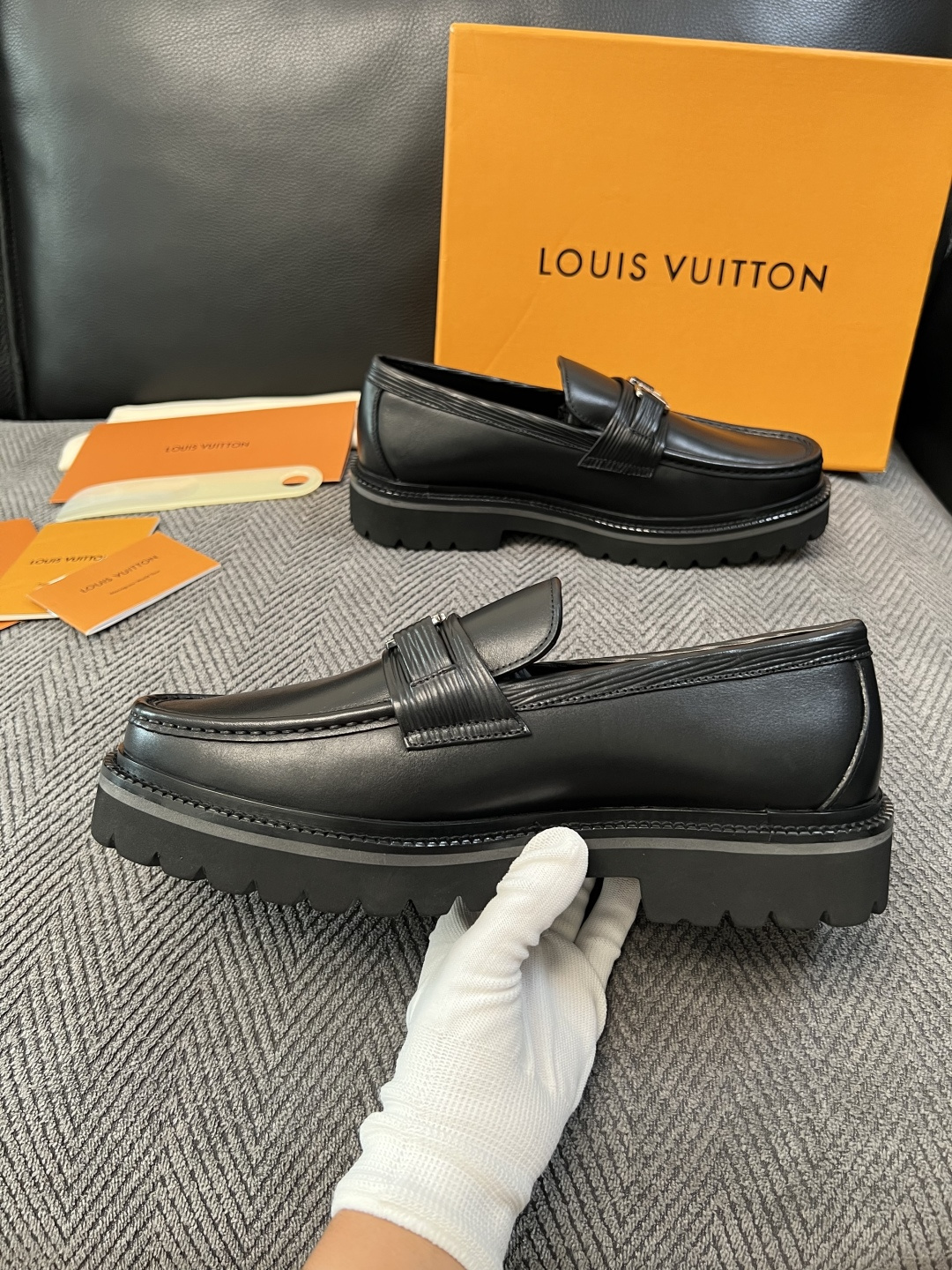 Lv  高品质  顶级代购  路易威登 皮鞋专柜同步，鞋面意大利进口，进口水染牛皮内里，鞋底：原厂特供原版底，原厂跟单货