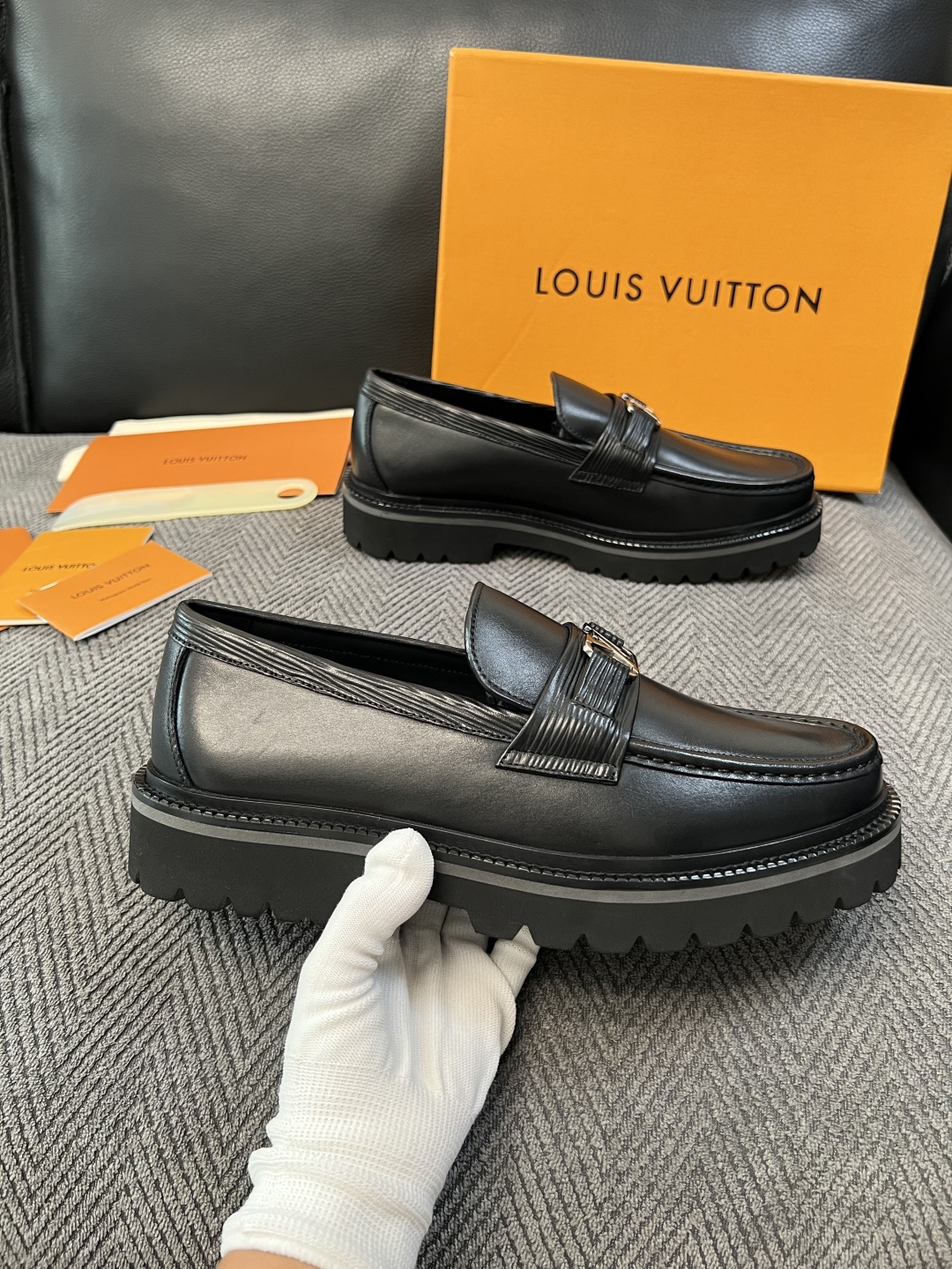 Lv  高品质  顶级代购  路易威登 皮鞋专柜同步，鞋面意大利进口，进口水染牛皮内里，鞋底：原厂特供原版底，原厂跟单货