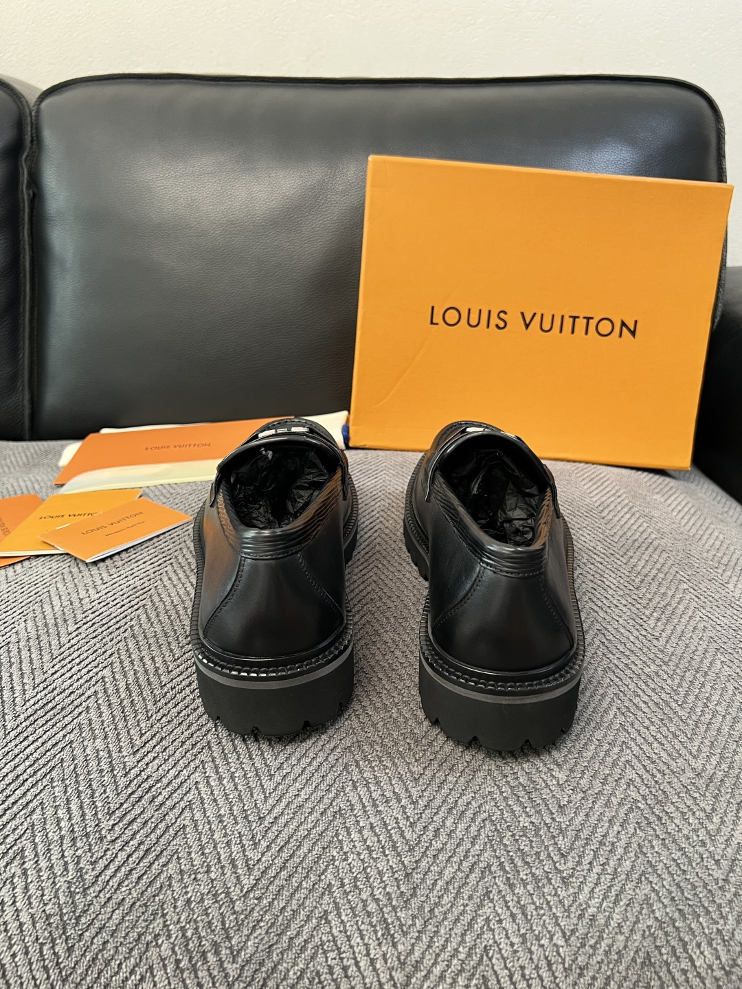Lv  高品质  顶级代购  路易威登 皮鞋专柜同步，鞋面意大利进口，进口水染牛皮内里，鞋底：原厂特供原版底，原厂跟单货